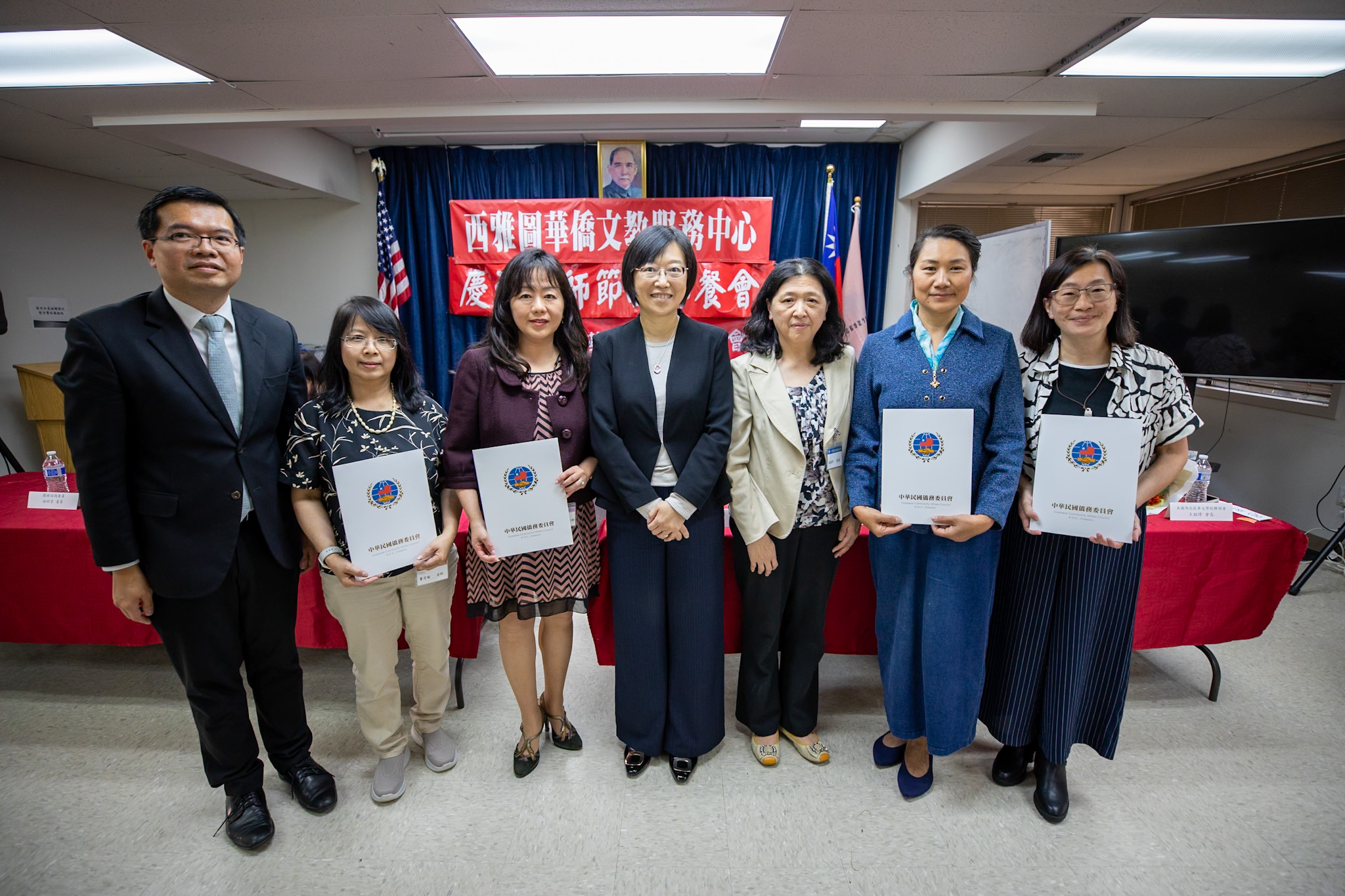 林處長、王主任、林會長及四位十年服務得獎老師合影