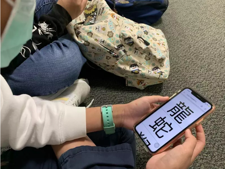 識字比賽前，學生使用手機複習中文字也很方便。