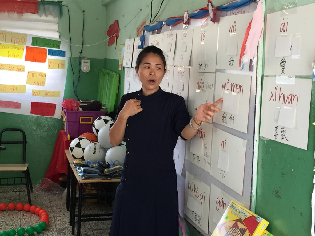 朱瑤琳老師教授基本中文發音及基礎用語。