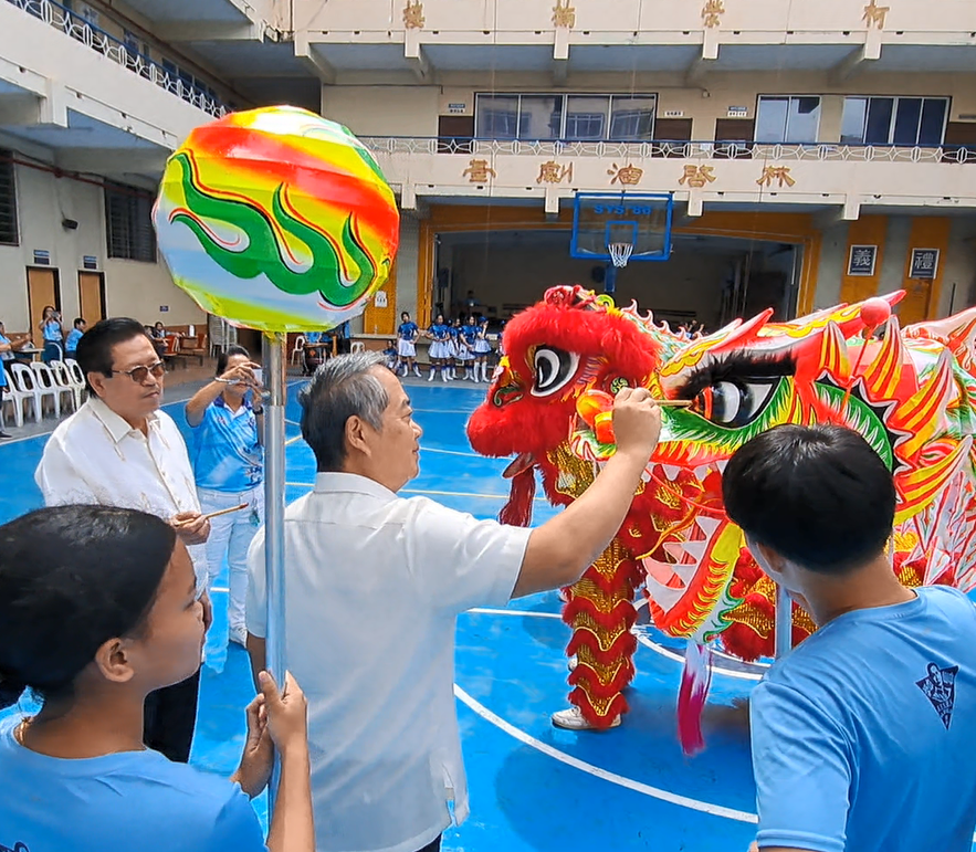 大使周民淦與校董會董事長王堃生主持舞龍舞獅點睛儀式