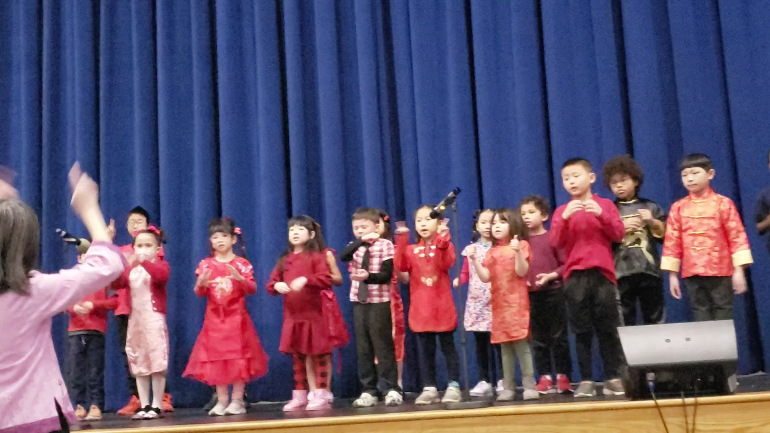 一年級表演「聽我說謝謝你」