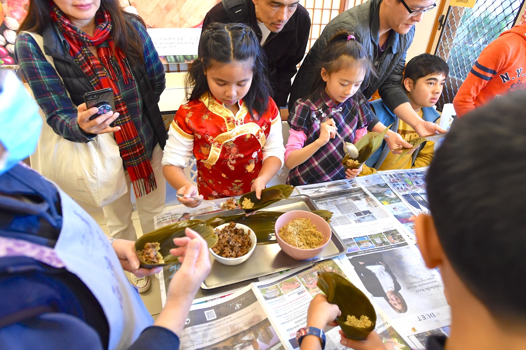 學生親手包粽子