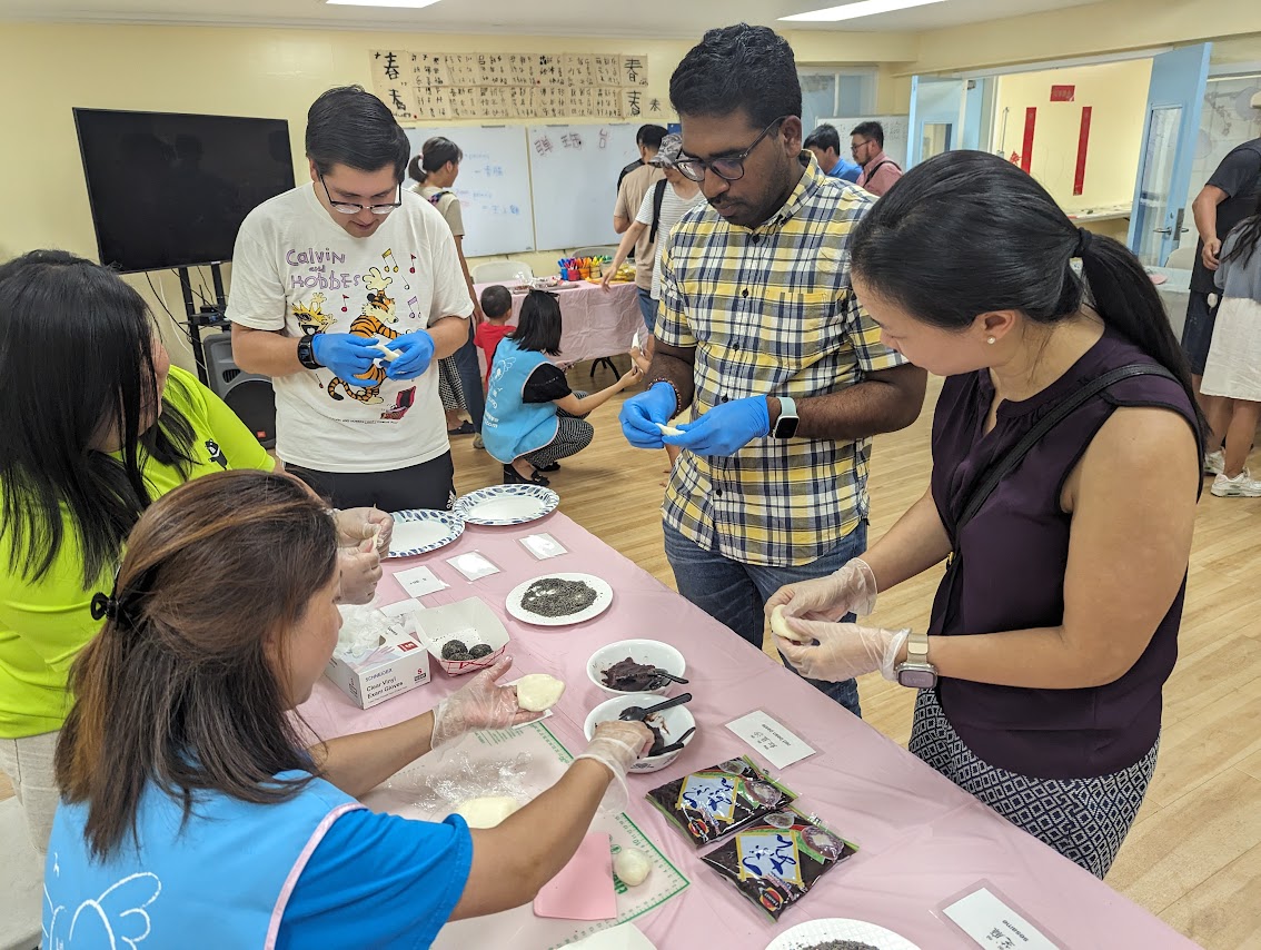來賓們體驗台灣傳統美食-麻糬製作過程，並理解中文詞語”揉”、”包”之涵義。