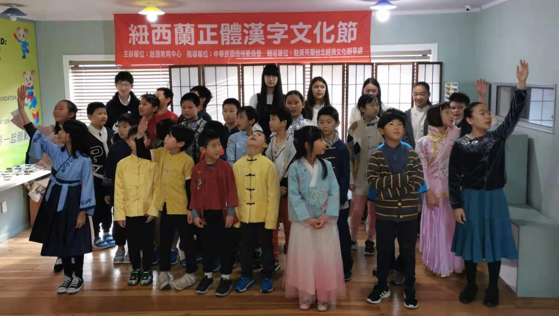 學生表演唐詩—靜夜思。