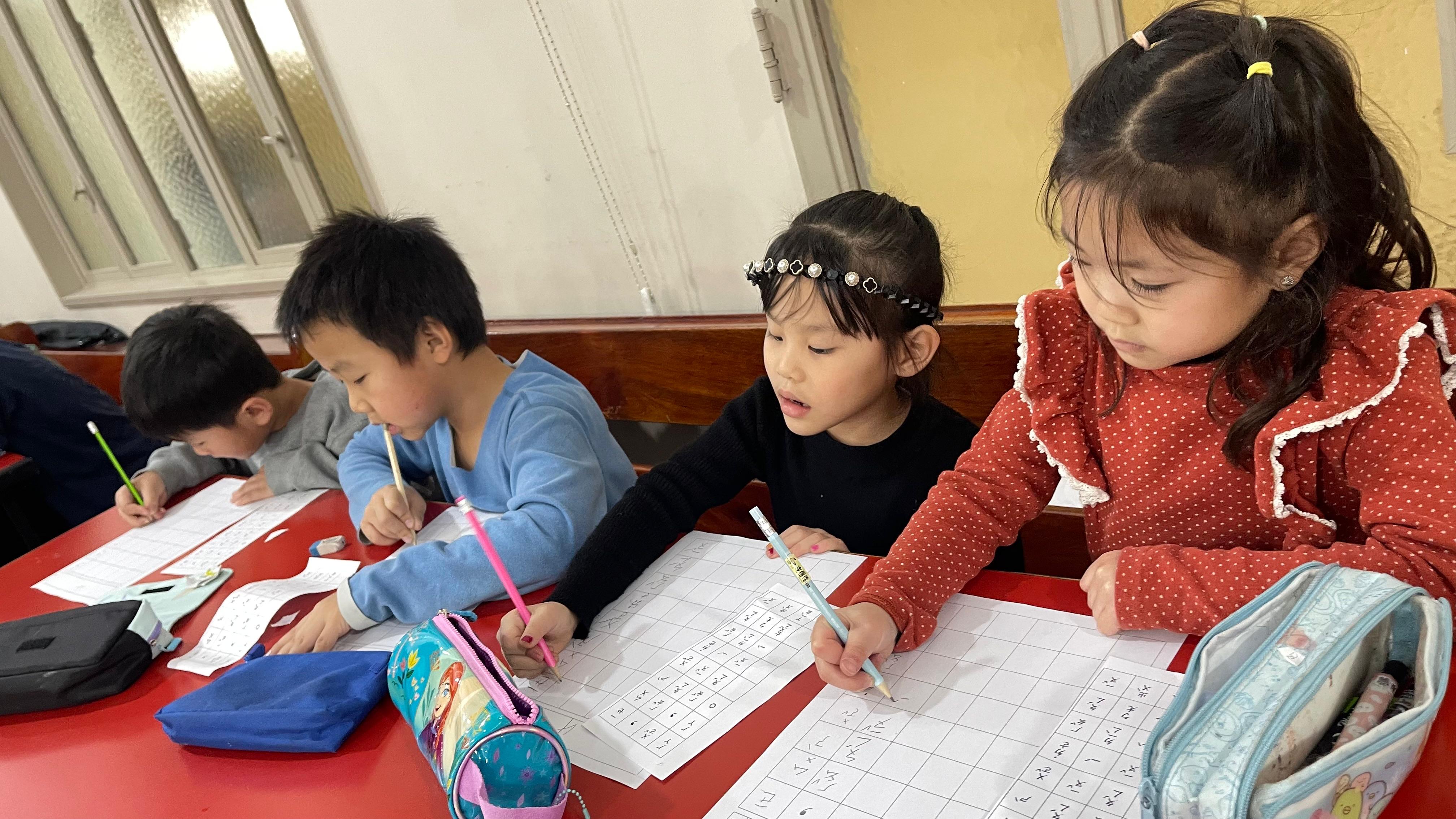 學前班的孩子們人生中第一次參加寫字筆賽 02