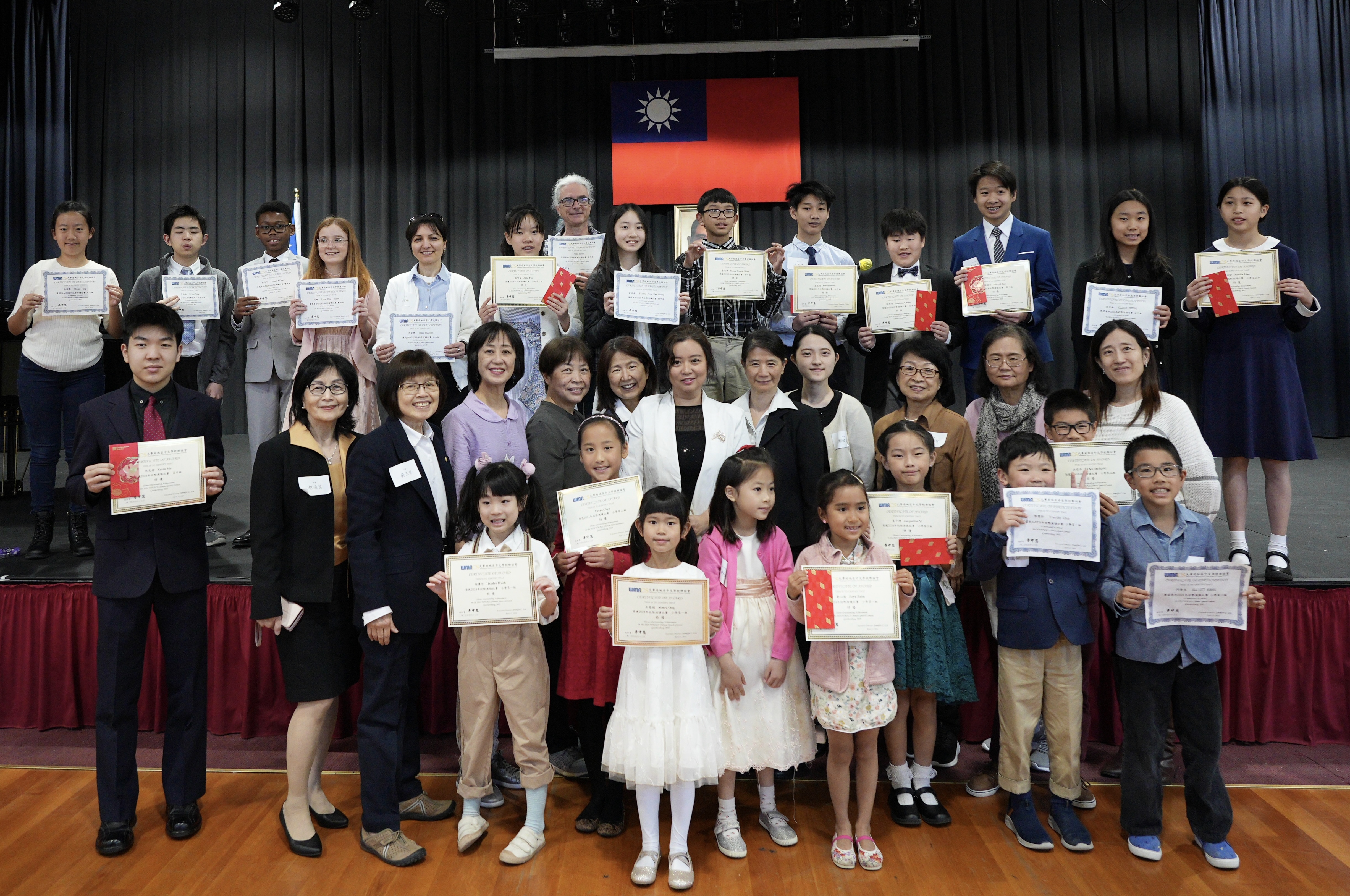 參賽學生，評審，及工作人員合影