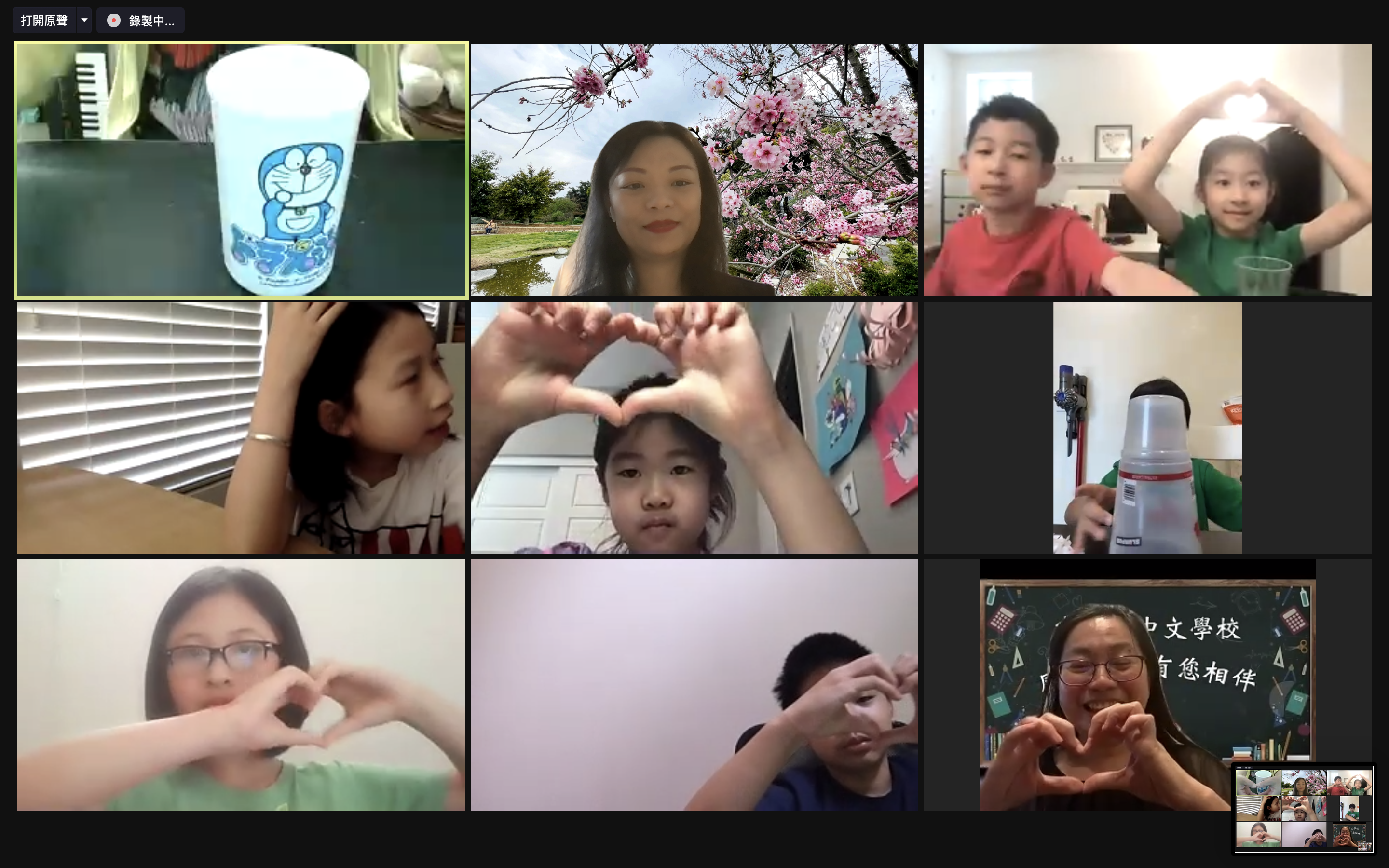 學生們開心的玩遊戲。