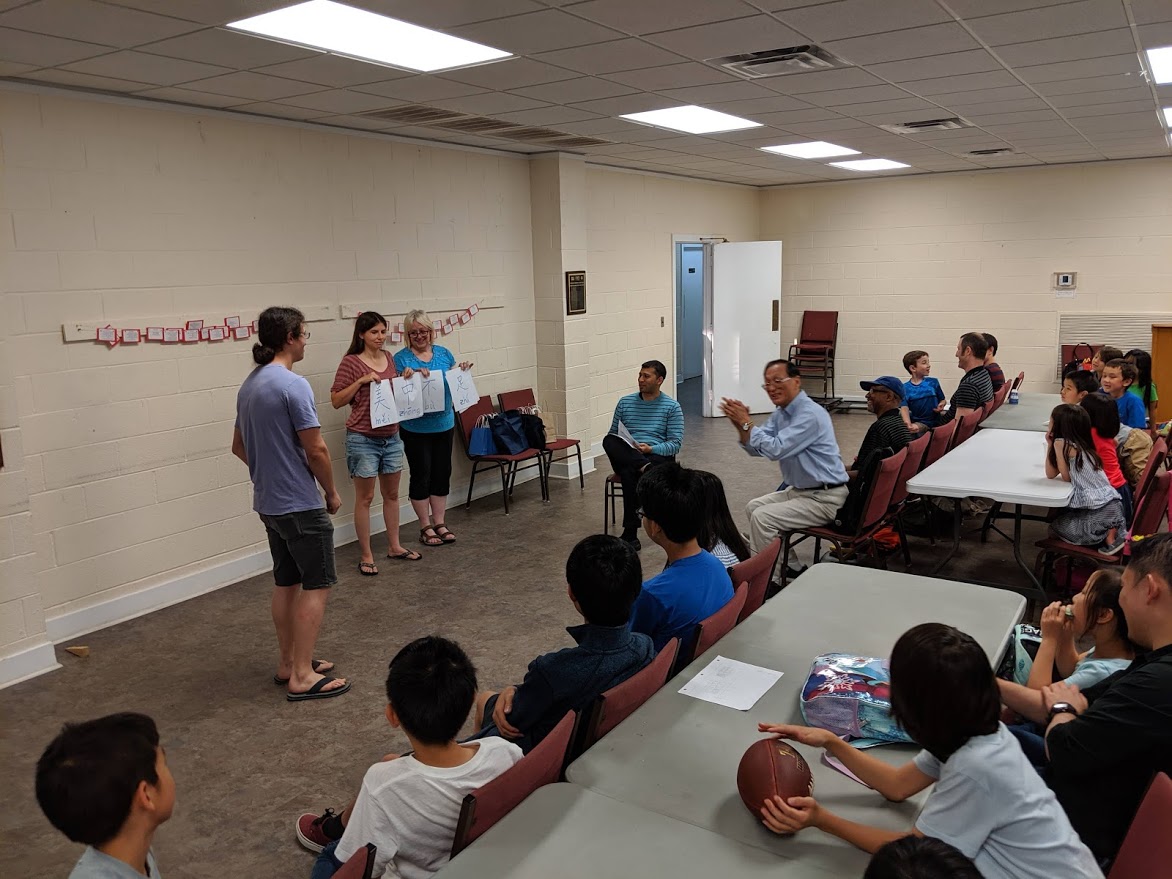 成人會話班學生表演成語『美中不足』小品