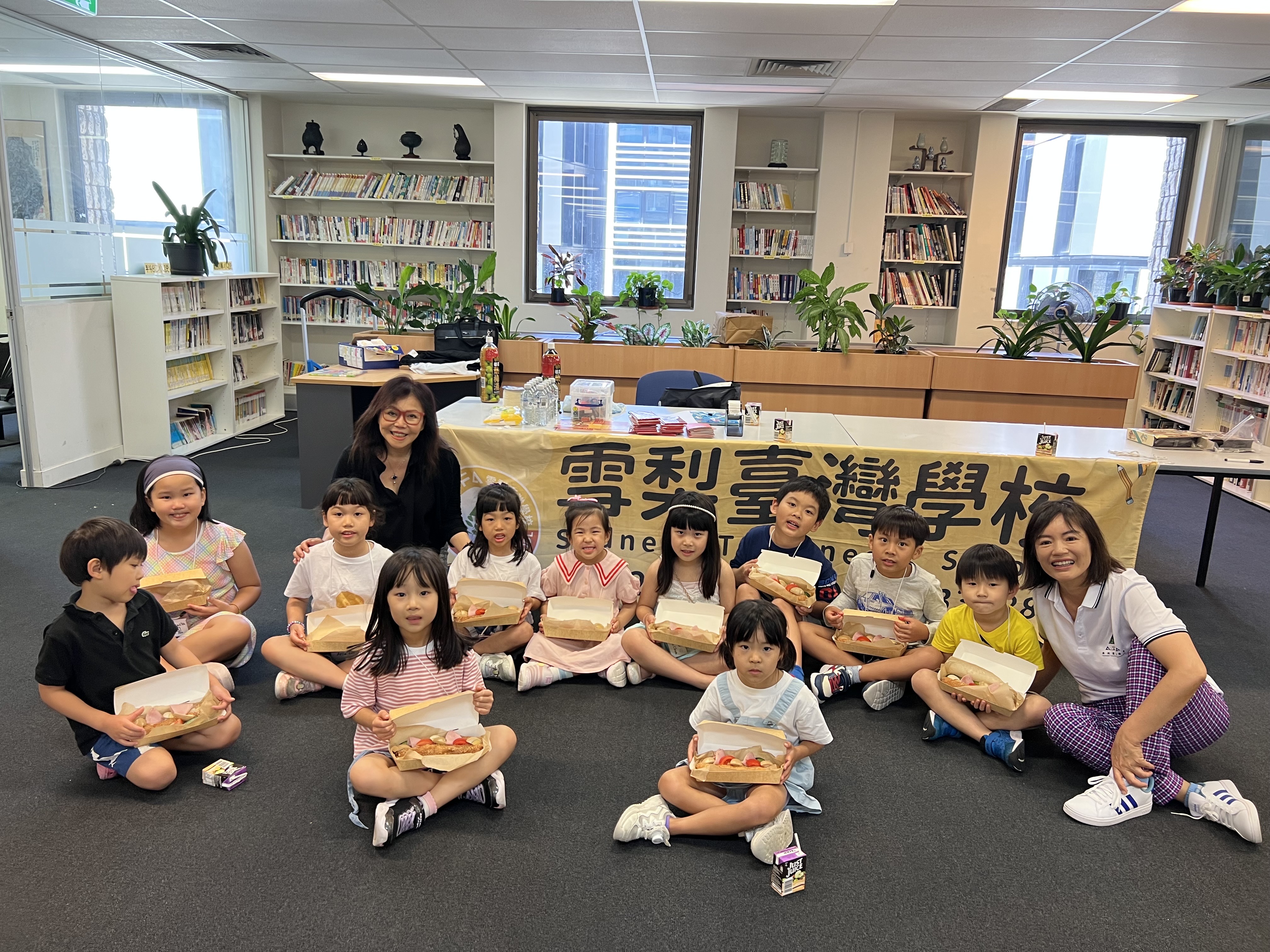 澳洲台灣同鄉會謝明君會長（Kathy Sieh)特別為小朋友精心準備刈包及台式三明治。