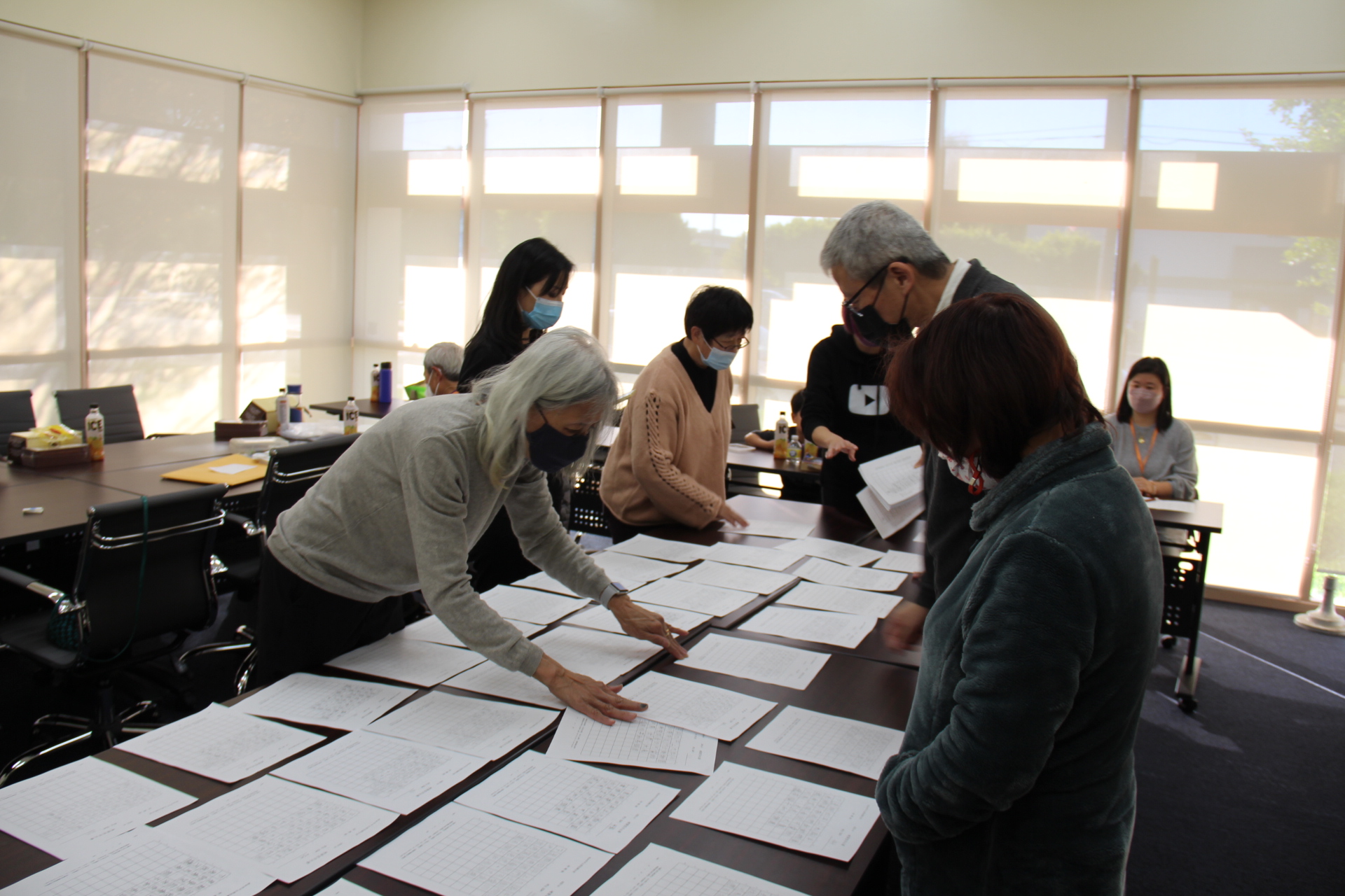 評審在認真評選得獎作品