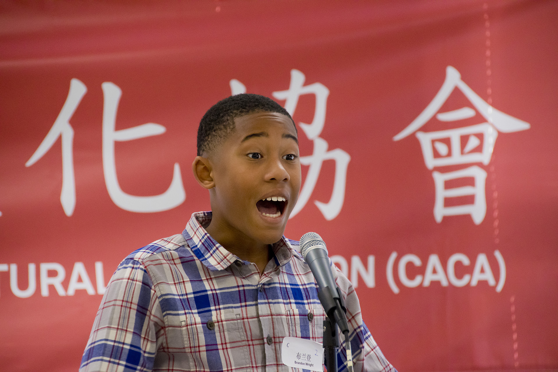 戴松昌（左）代表新州僑社與僑教界，致贈「嘉惠僑教」感謝獎牌給即將榮調英國服務的葉帝余（中）。