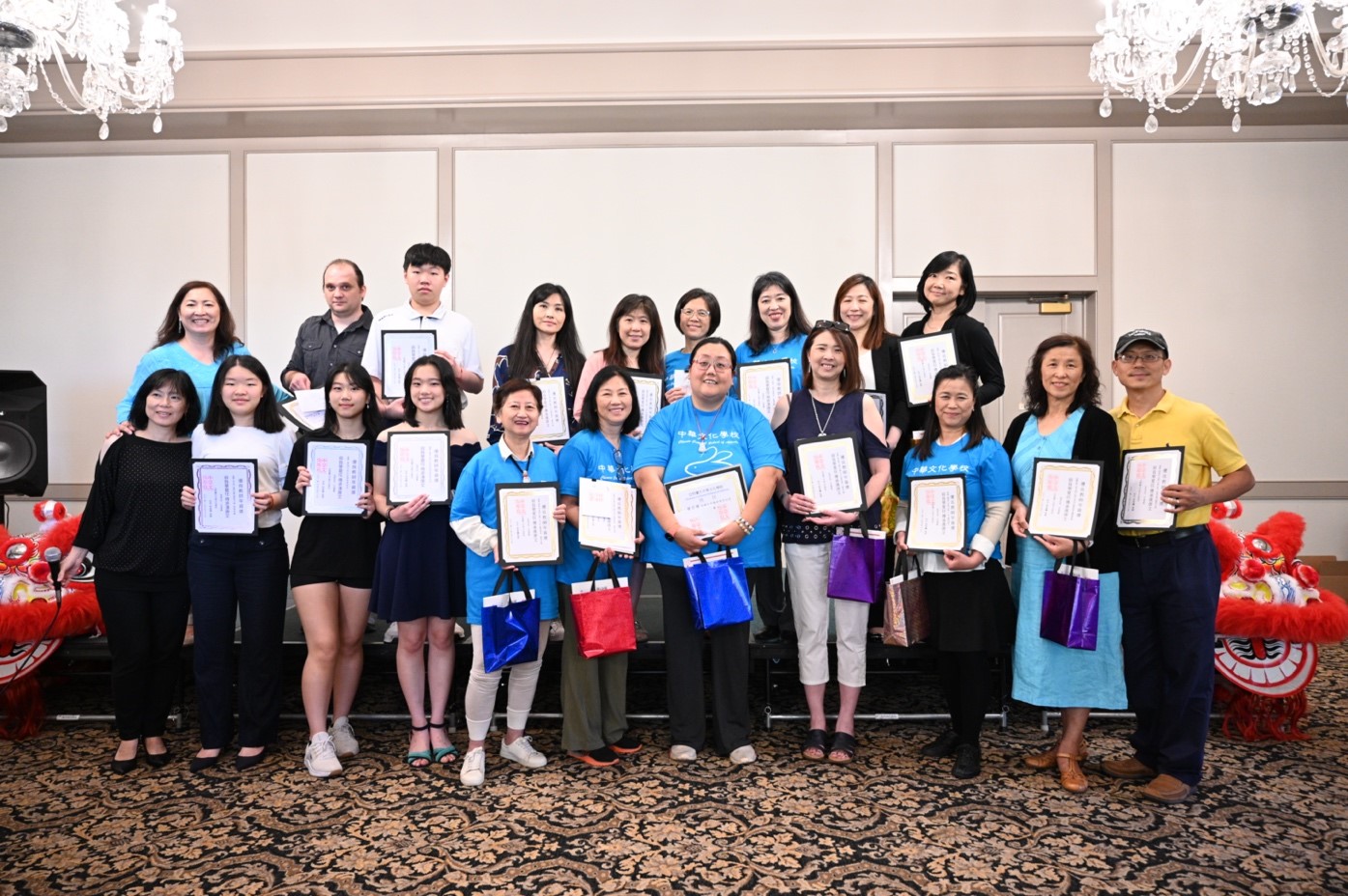 本屆畢業生（前排左三史漢娜Hannah Smith、前排左四柯林Collin Seay、前排左五蔡明婕 Jeanette Tsai、前排右四陳俊熙Jun Chen、前排右三黃恩玓Danica Huang）和校長林香蘭（前 排左二）、副校長夏忠菁（後排左一）、畢業生教師（前排左一安幼敏、後排右二柯怡菁）、家 長代表、家長會會長高彭春燕（前排右二）、副會長李霞（前排右一）合照