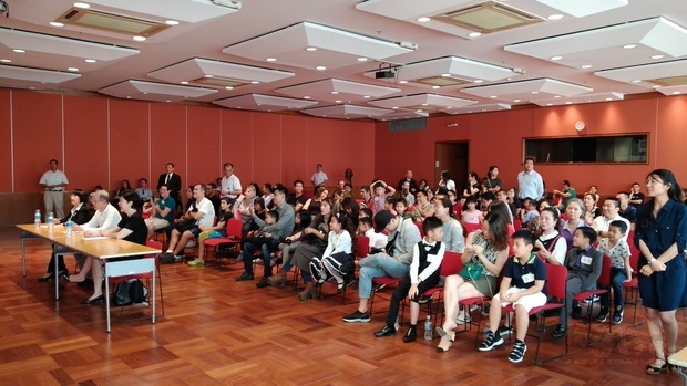 許多家長與僑校教師們均親臨現場為參賽者加油打氣