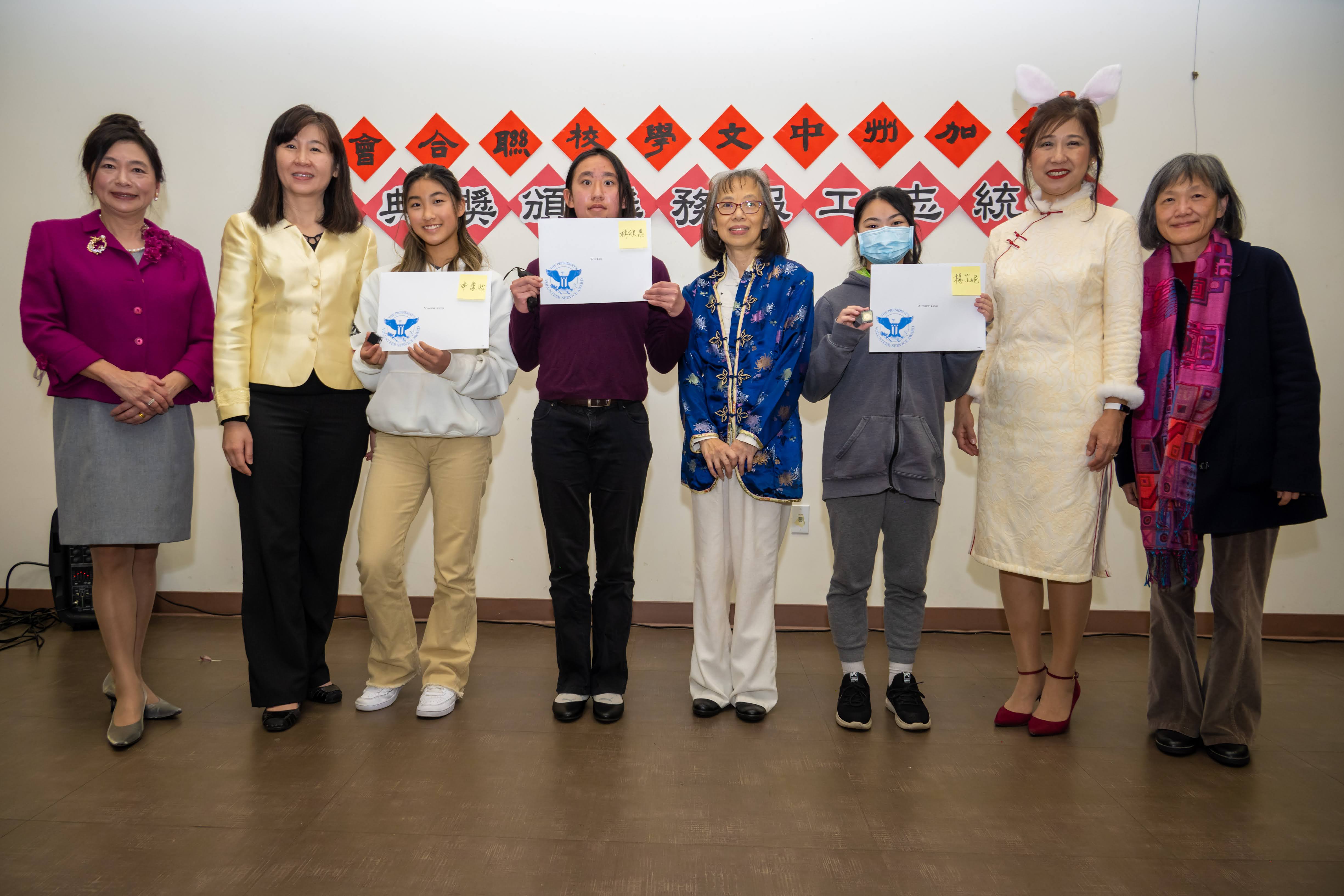 獲獎學生拿到獎狀後 開心的與頒獎佳賓、校長，婉君會長一起合影。