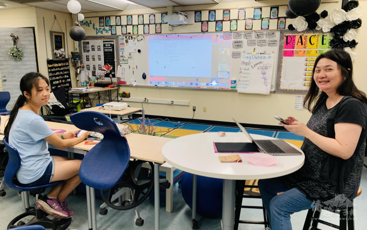 老師王珍琿與八年級、Pre AP複合教學班學生於認字馬拉松合照