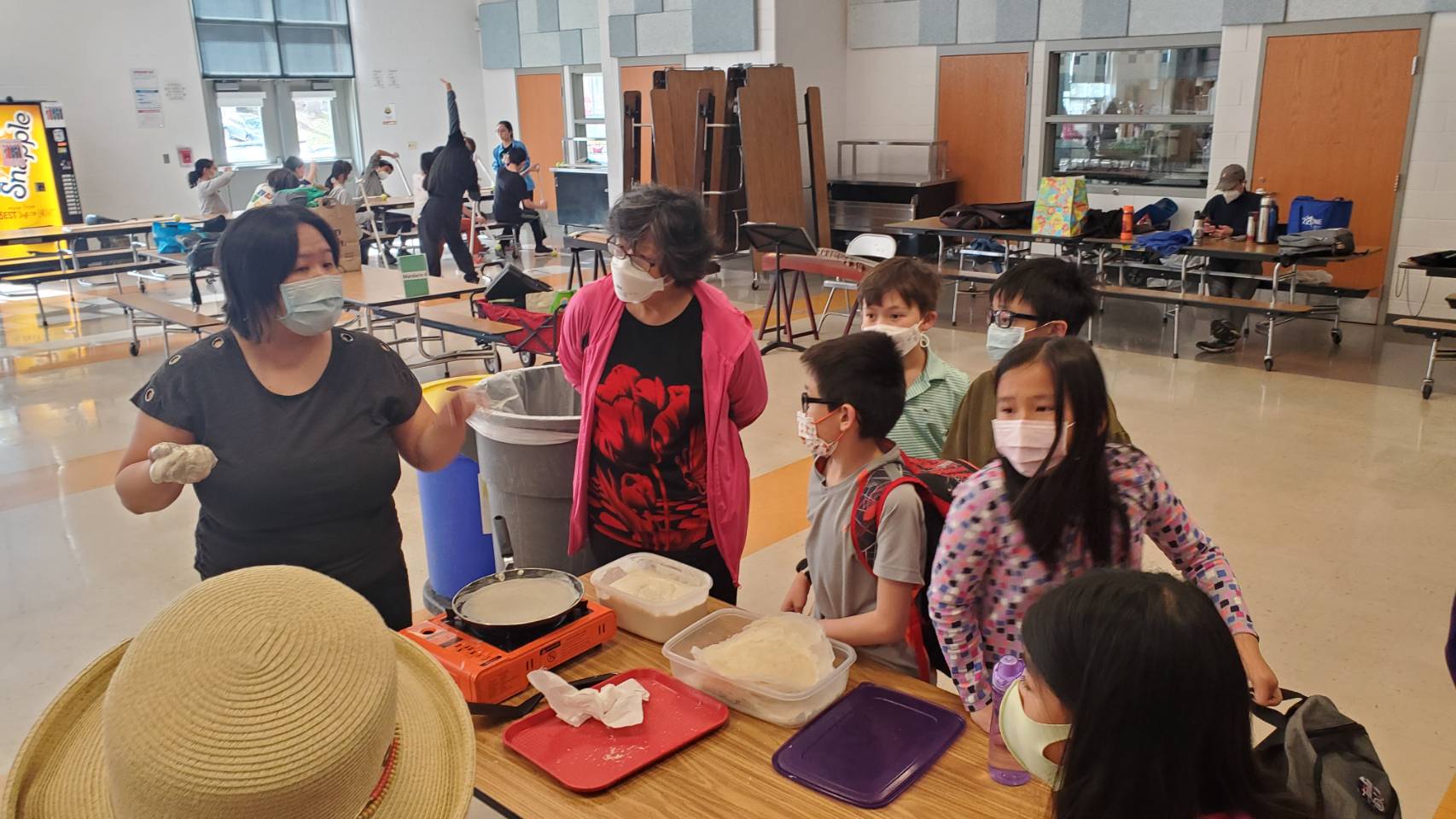 CC 老師教學生如何做潤餅