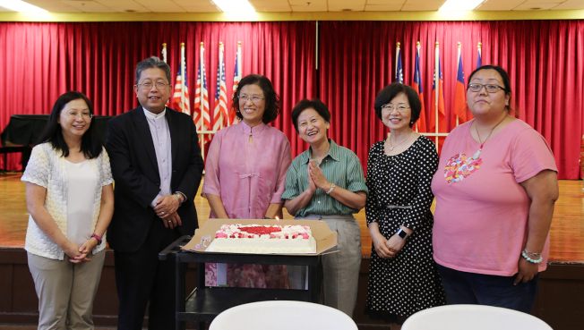 傅瑾玲(左起)、劉經巖、陳小燕、蔡仲彥、戴念華和夏忠菁，與各校教師一起慶祝教師節。(記者張蕙燕／攝影)