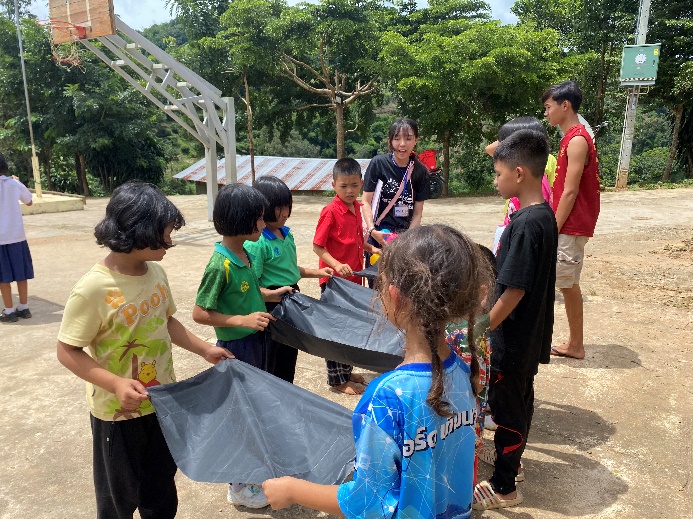在廣華學校進行運動會，進行「傳球接力賽」的關卡