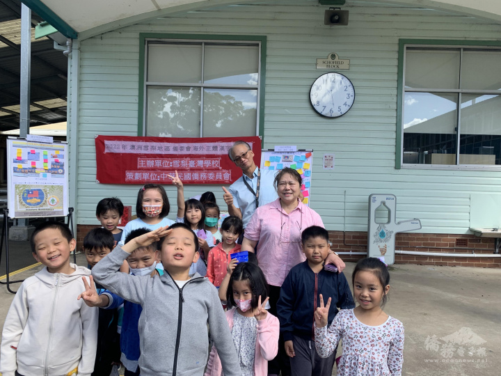 簡明輝校長與師生合影