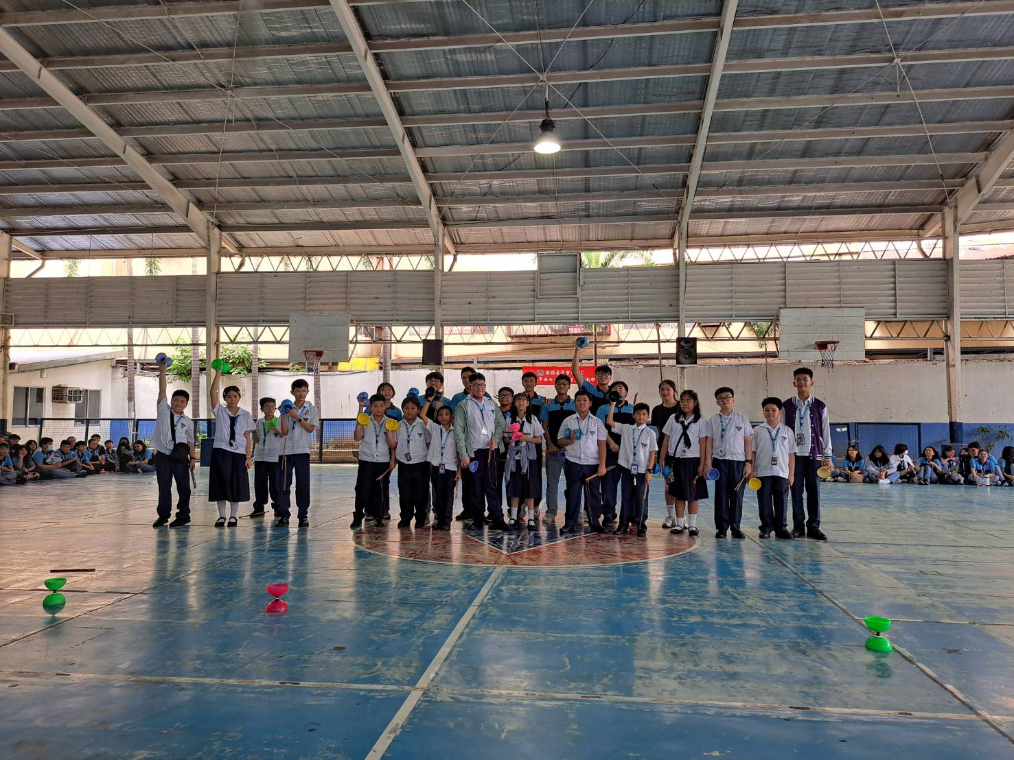 學生自信登台演出扯鈴技藝，精湛表現博得觀眾熱烈掌聲。