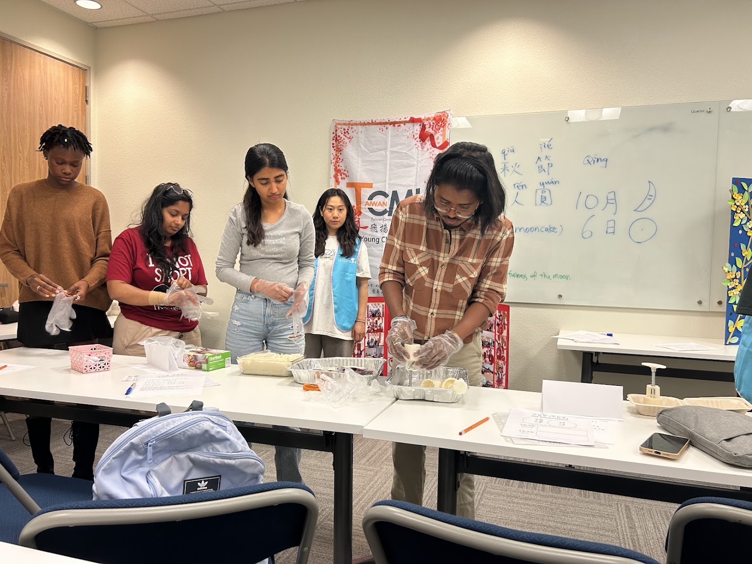 大家一起來動手做月餅