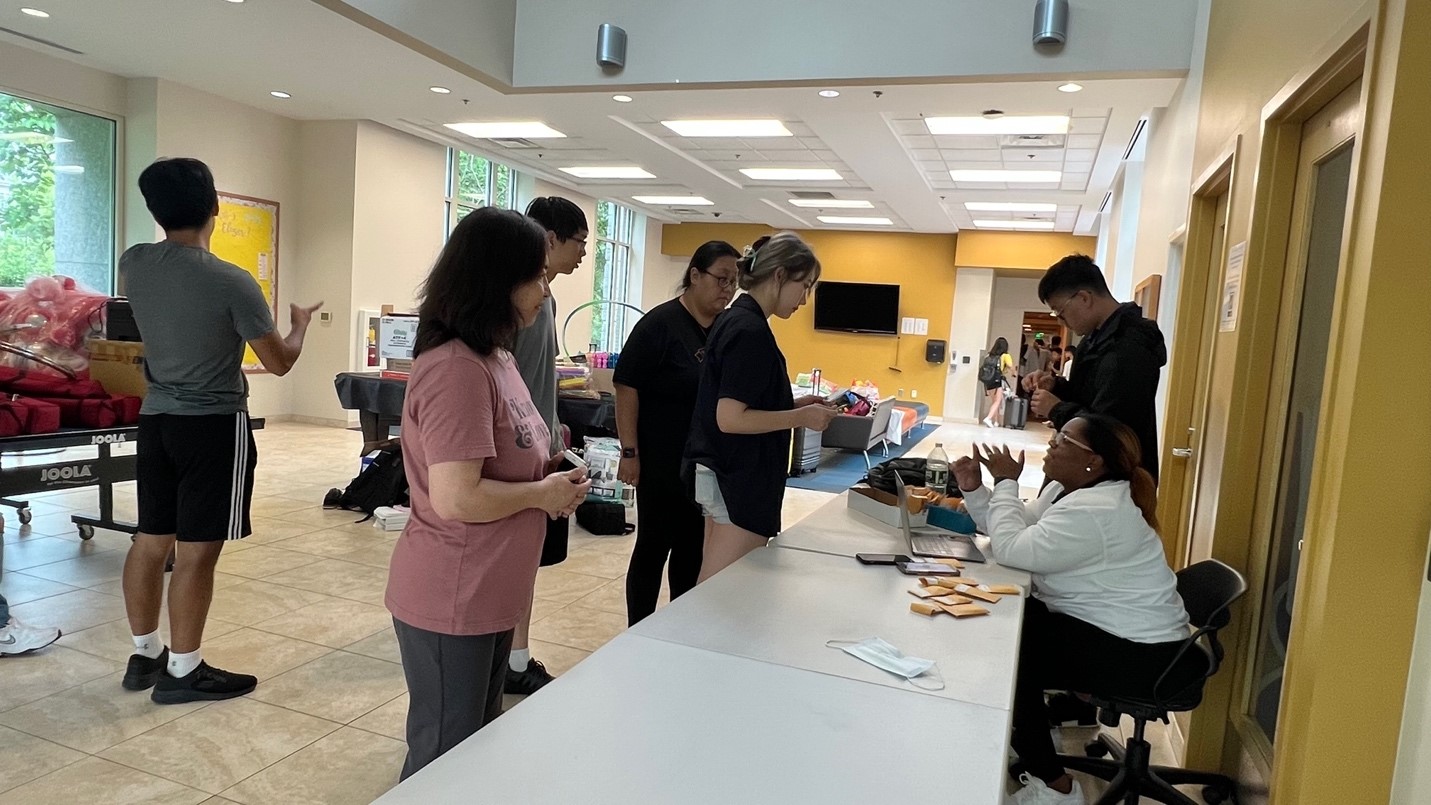 校長林香蘭帶領夏令營輔導員辦理入住