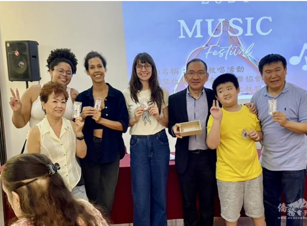 尤正才（右三）頒紀念品給團康遊戲的得獎學員