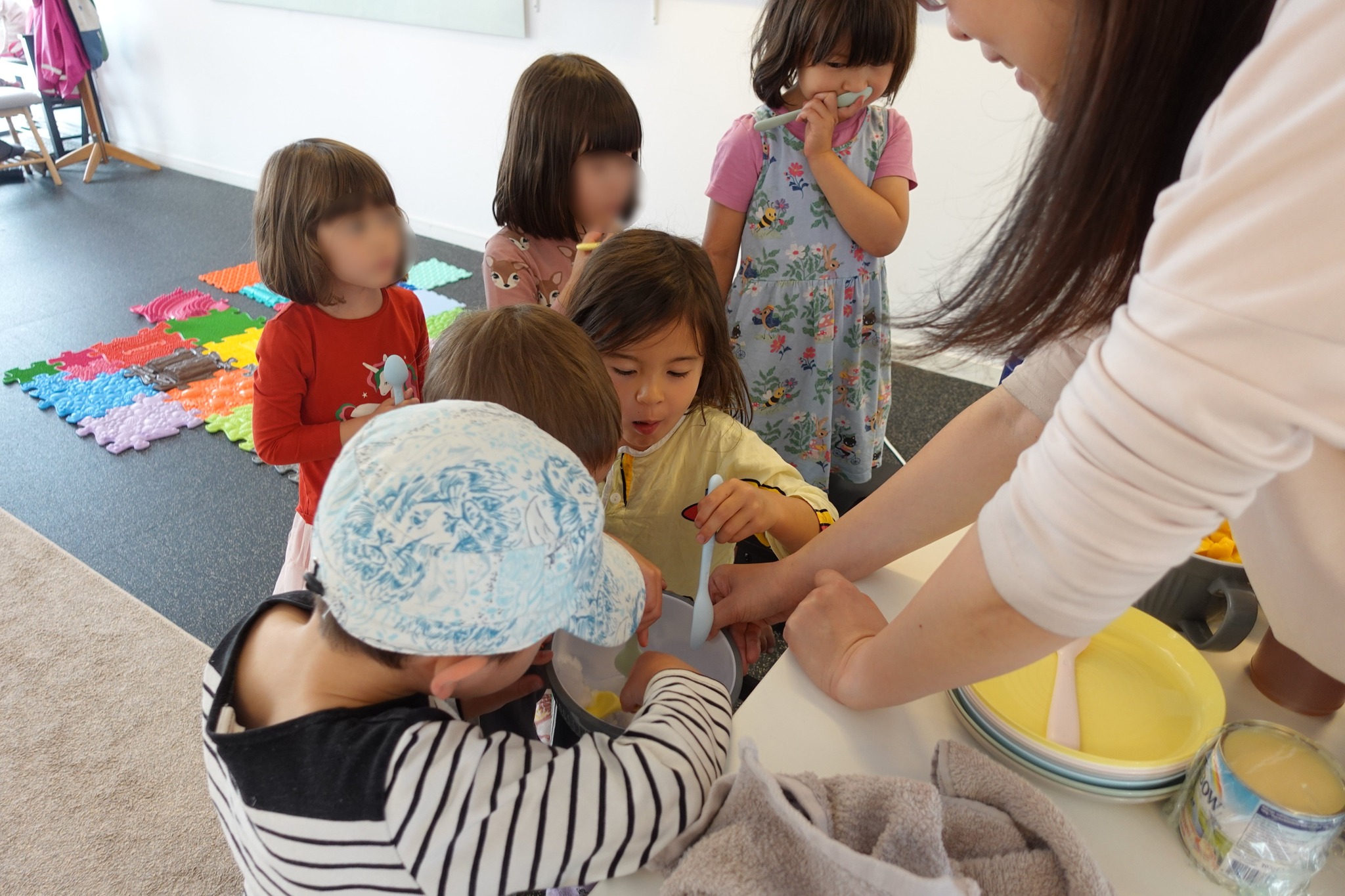 下午點心時間孩子自製台式芒果冰，品嚐台灣美食