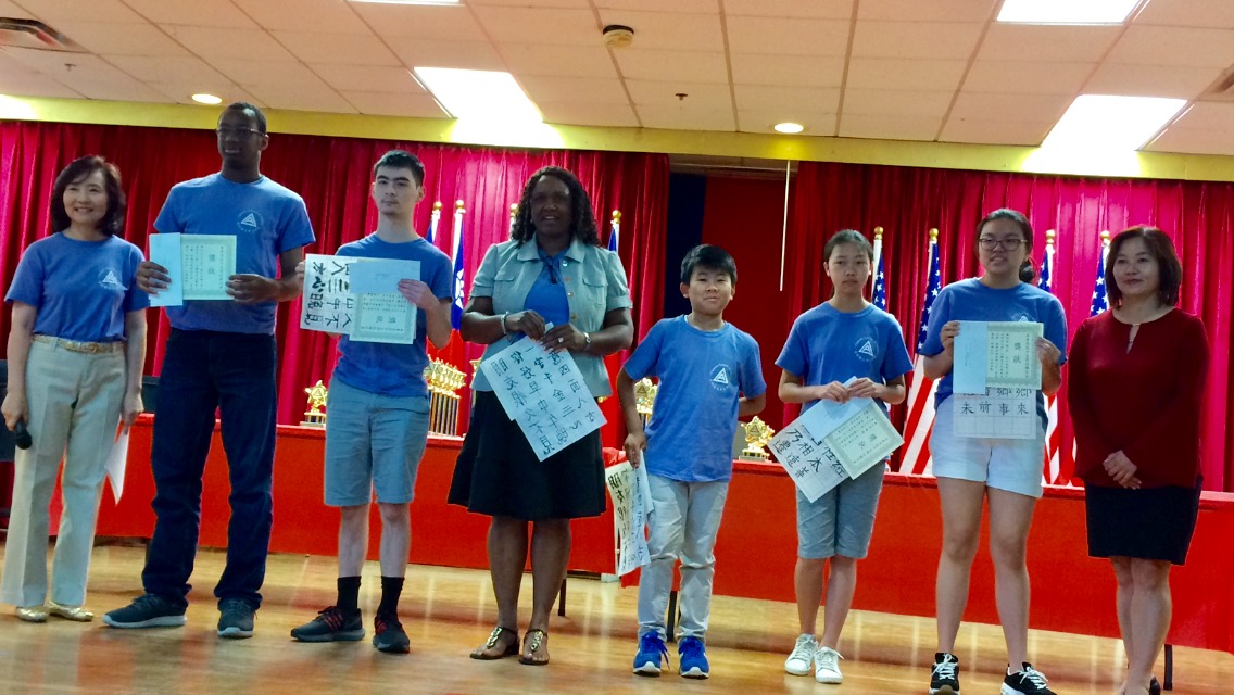 校際書法比賽得獎學生(右一經文處處長夫人)