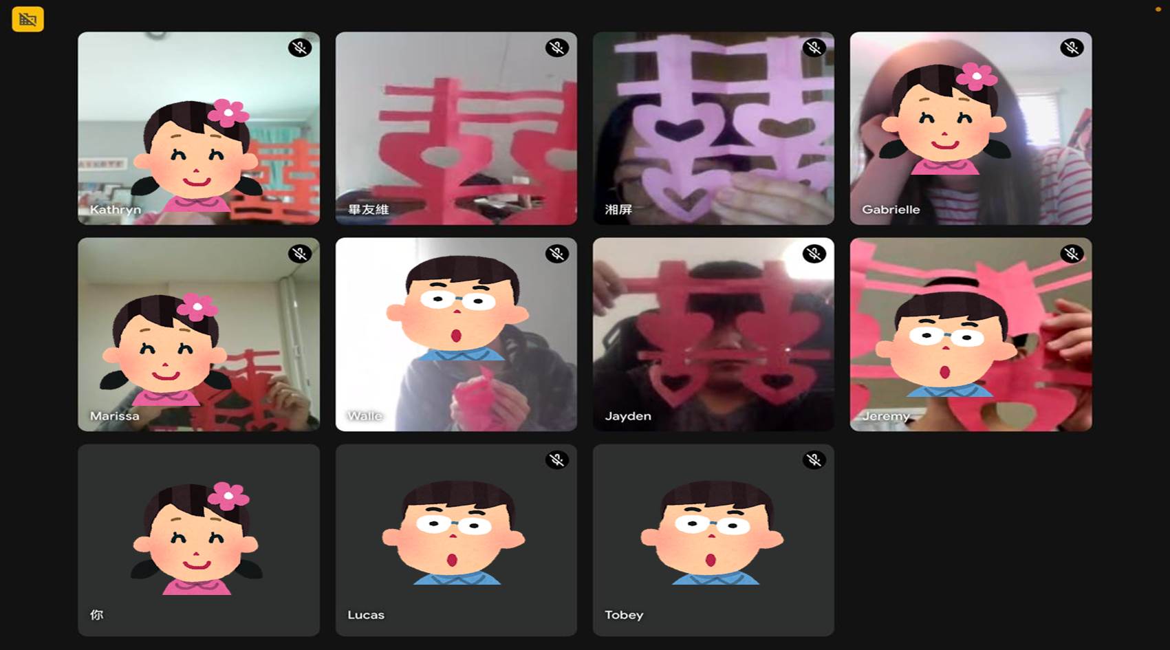 教師講解剪紙歷史並示範「囍」字剪裁，學生親手實作，體驗傳統工藝之美，理解其中蘊含的吉祥文化。