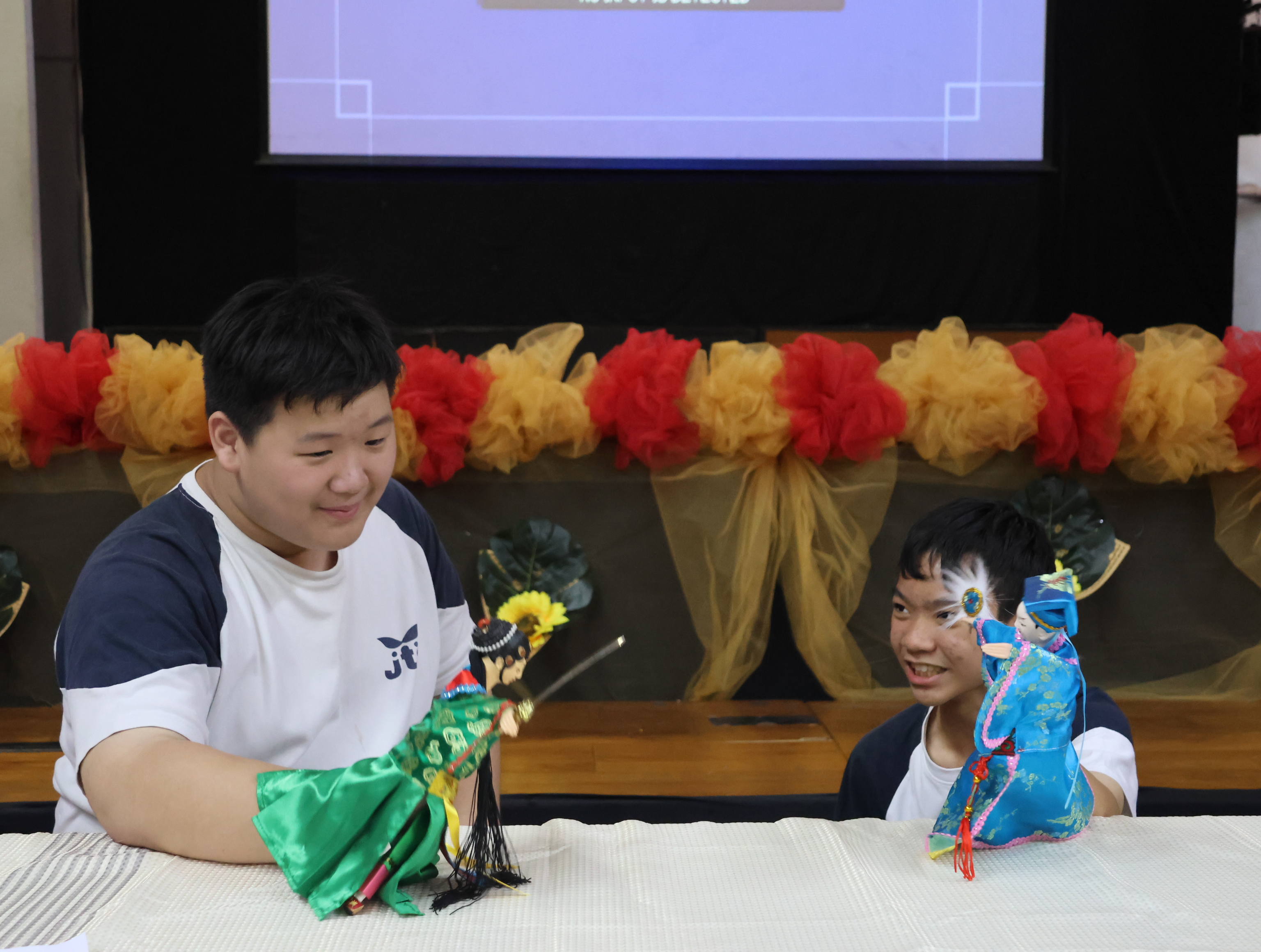 中學生同學體驗後意猶未盡，拿起布袋戲偶編演故事