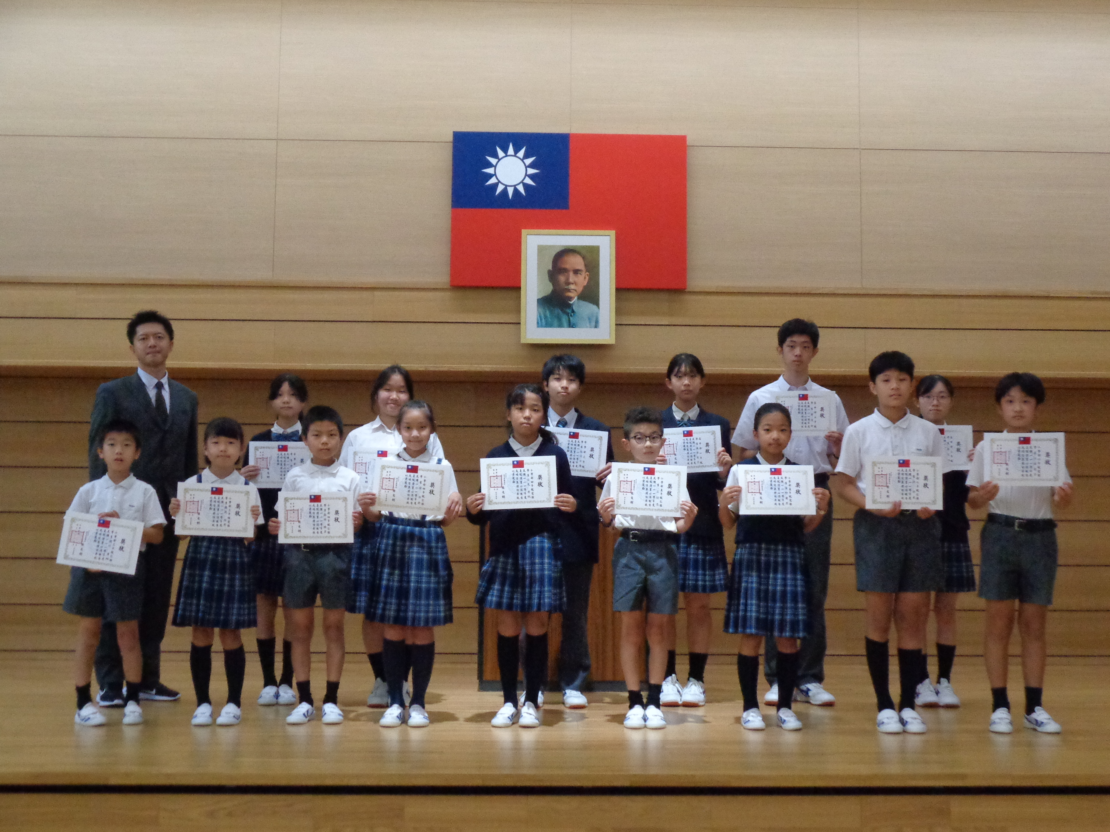 讀書心得報告優勝者於結業典禮受贈獎狀及圖書禮券以資鼓勵