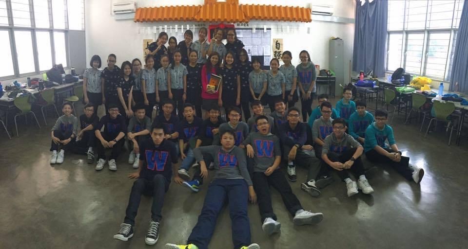 倪雪映教師與學生合影