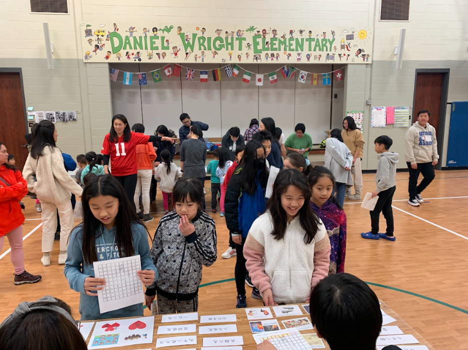 學生在體育館內參與活動