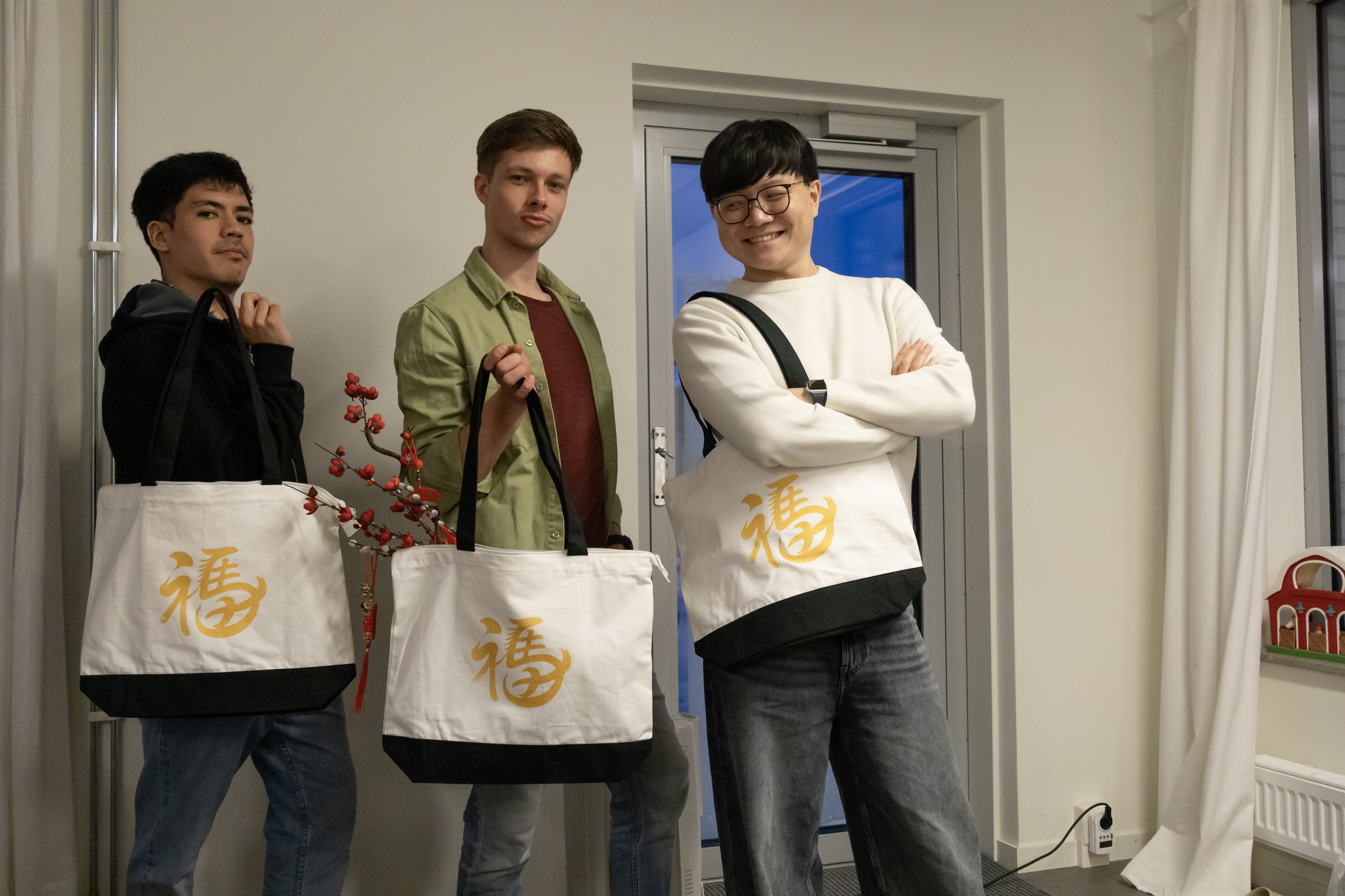 參加者將福字絹印在帆布袋上