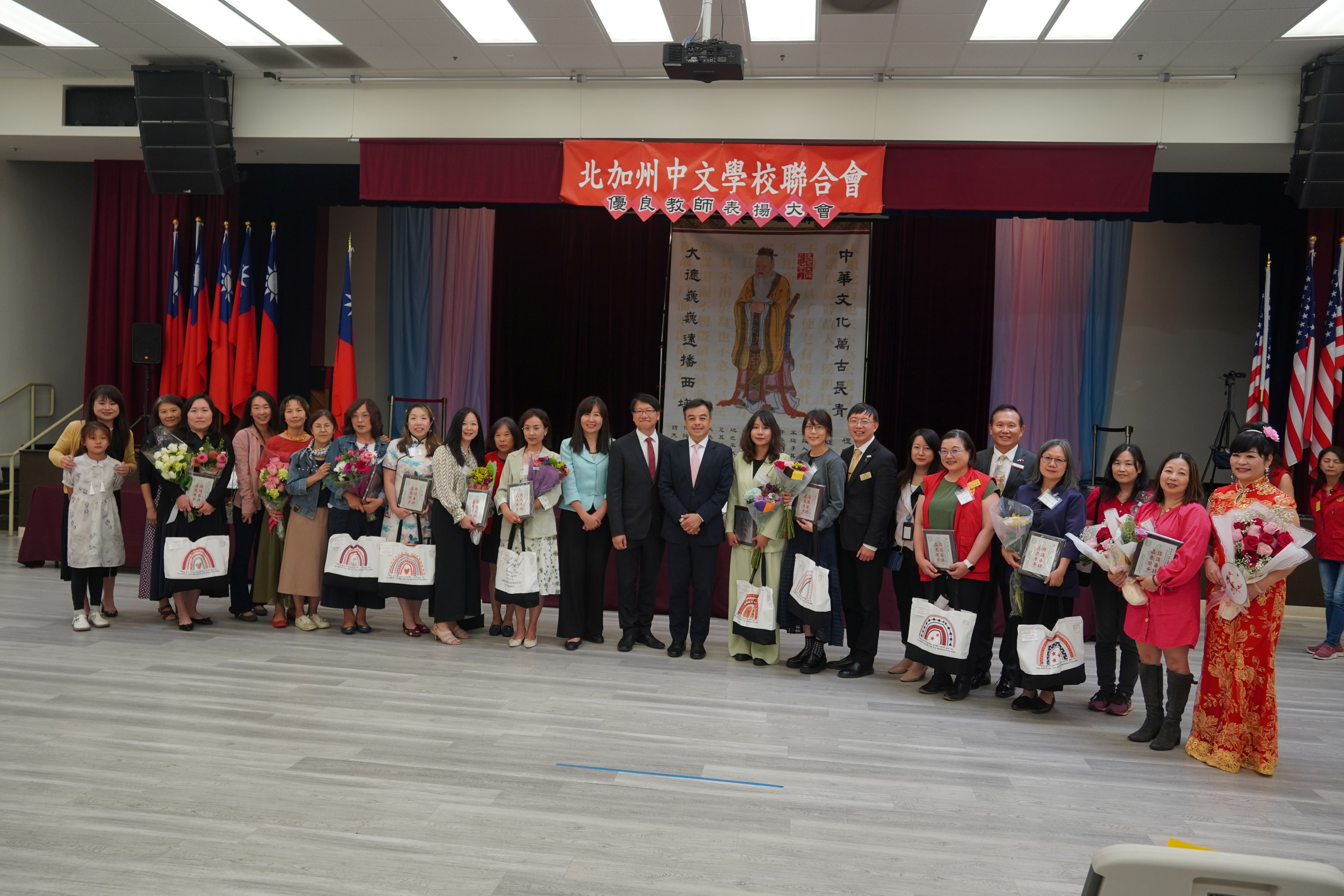 經文處伍志翔處長致贈老師們的禮物袋 與本會頒與的獎牌 肯定老師們的奉獻