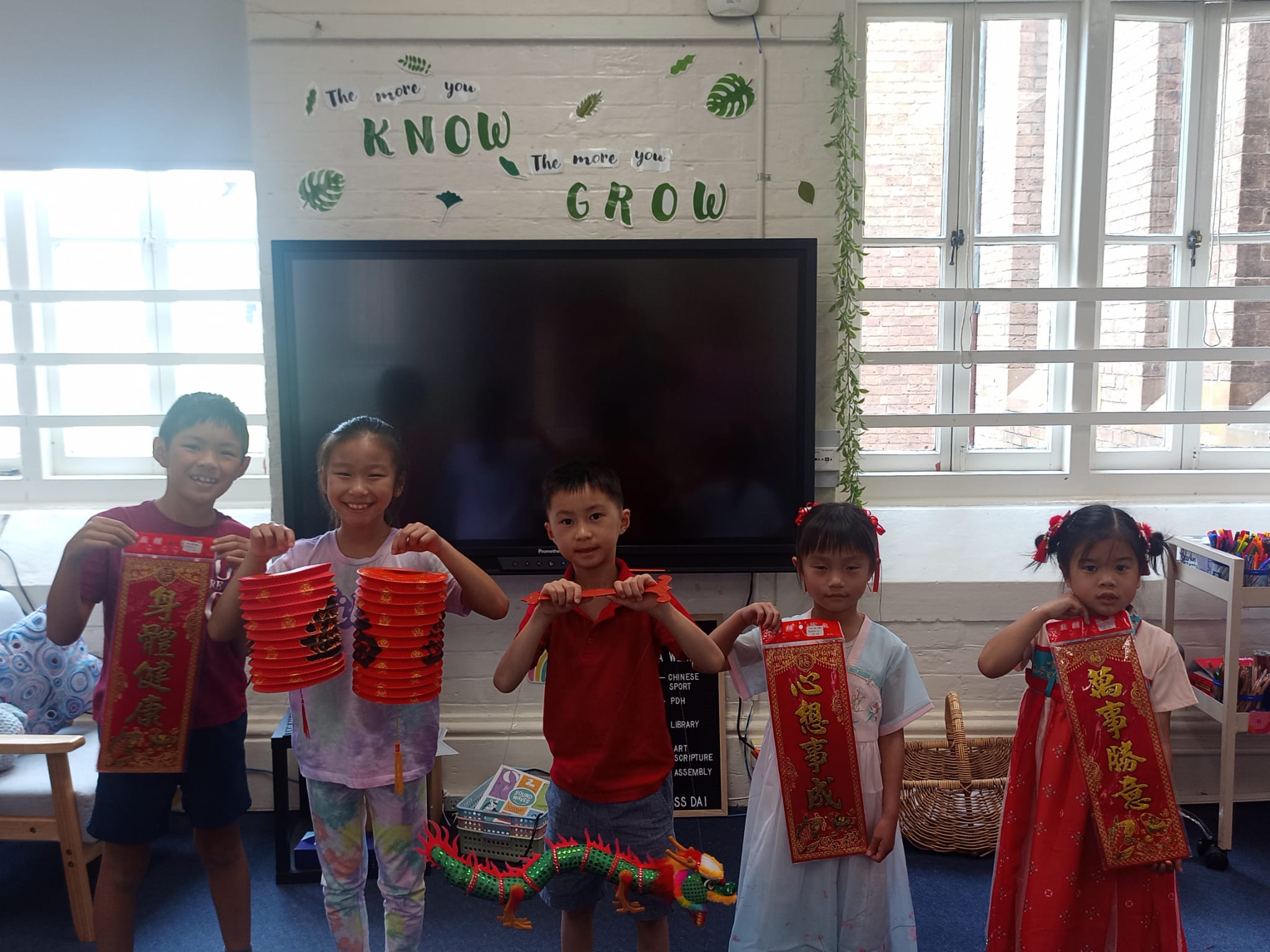 供寫春聯、猜謎、勞作龍年擺飾