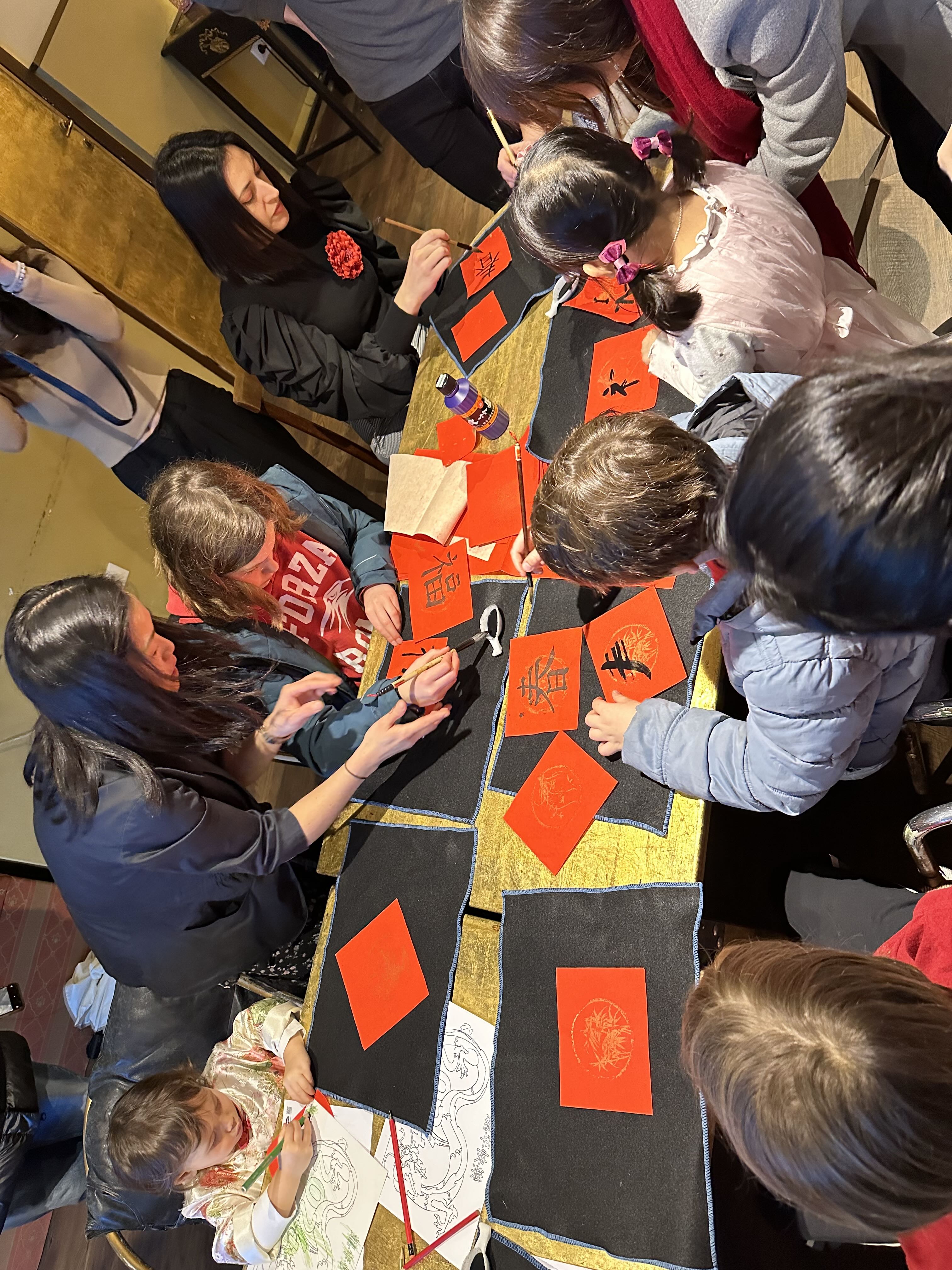 在書籤與春聯書法活動中，每個人都展現了創意，有首次拿毛筆的義大利學子，對書法運筆驚嘆不已，也為新年增添了一份獨特的藝術氛圍