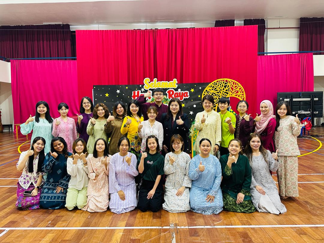 校長鄭雅芬與全園師長合影