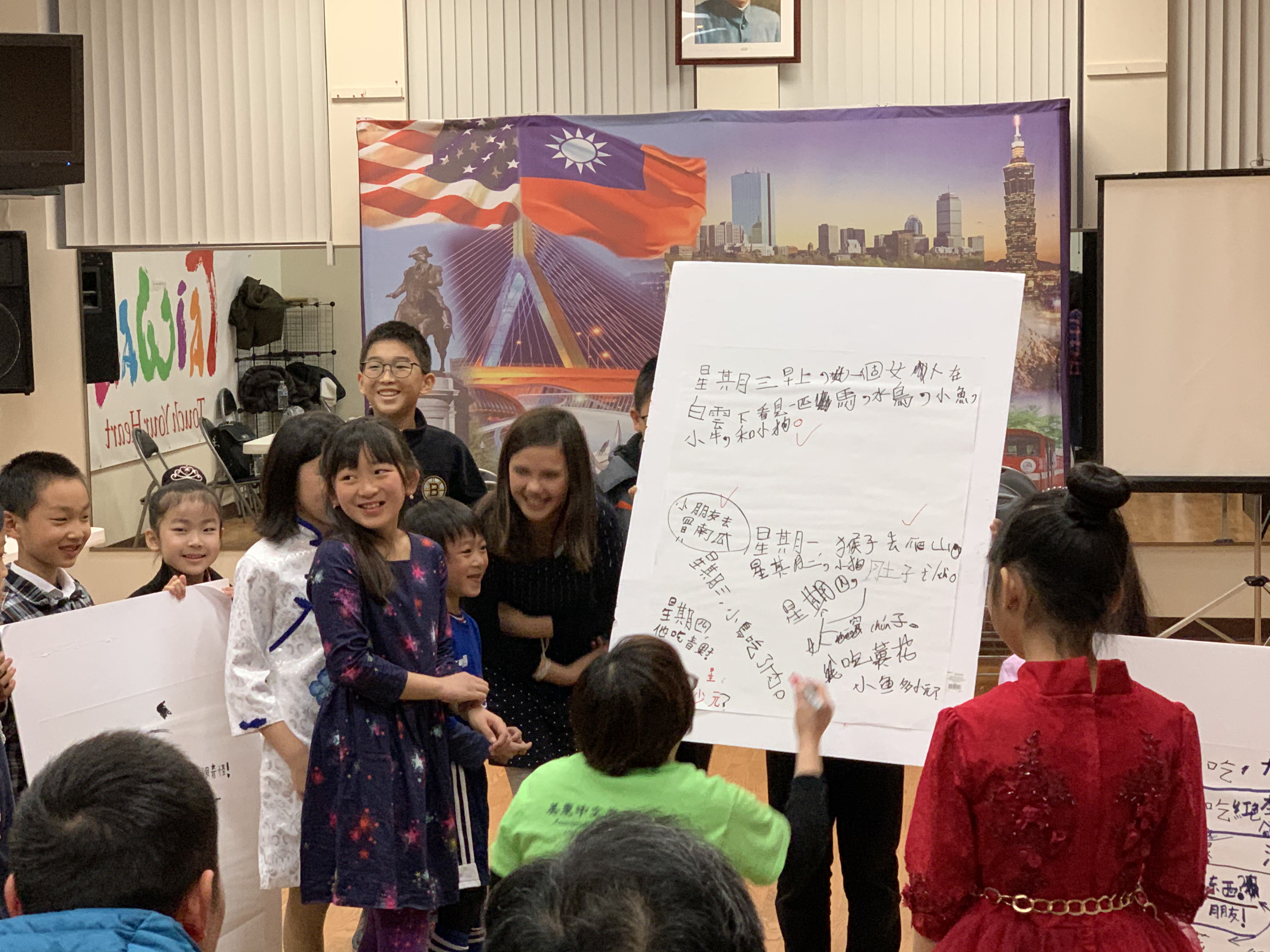 比賽完了之後，在樸石中華文化工作室老師帶領下，參賽學生分組討論運用提供的字庫造出句子，樸石中華文化工作室老師路永宜正再根據小朋友造出的句子評分。