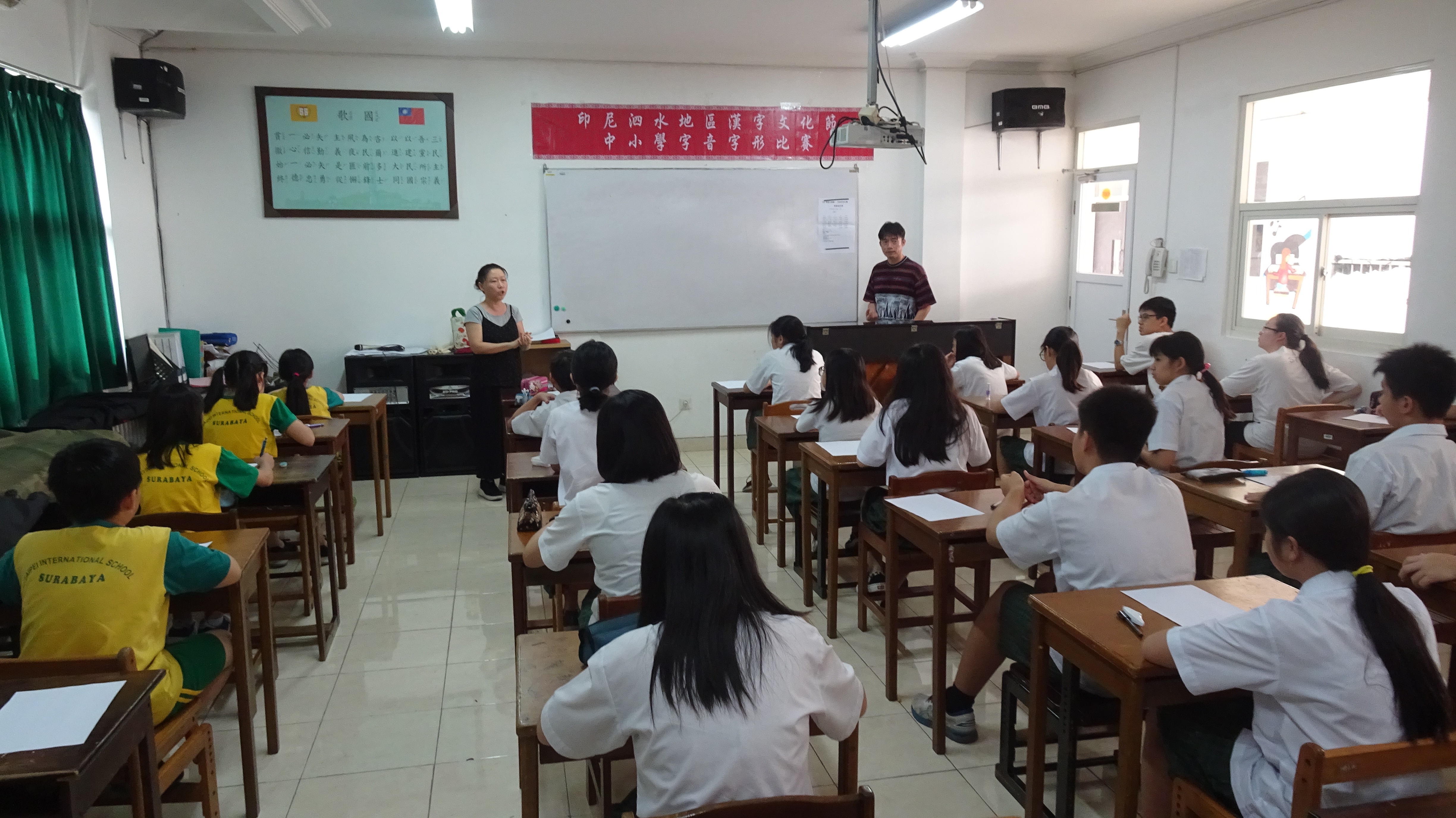 老師講解中學部作文比賽題目與規則