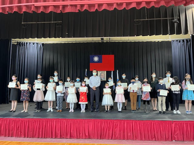 僑教中心郭大文主任與得獎者合影