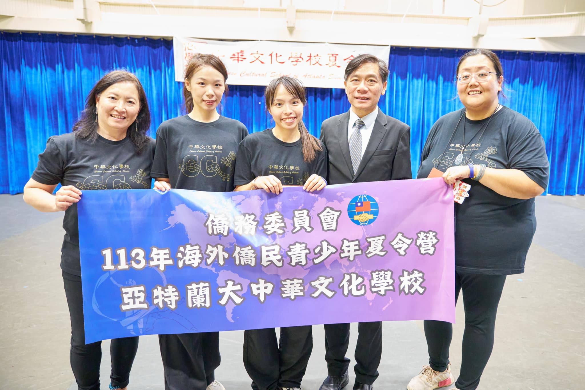 (左起)林香蘭校長、羅兆渝老師、冉茂萍老師、僑教中心歐宏偉主任以及夏忠菁副校長合影