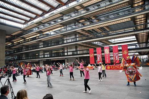 感謝僑委會贈送的三太子。FASCA普林斯頓分會青少年志工一同來慶祝新海臺灣華語文學習中心揭牌典禮。