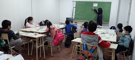 低年級學生認真聽老師講解擴句比賽規則