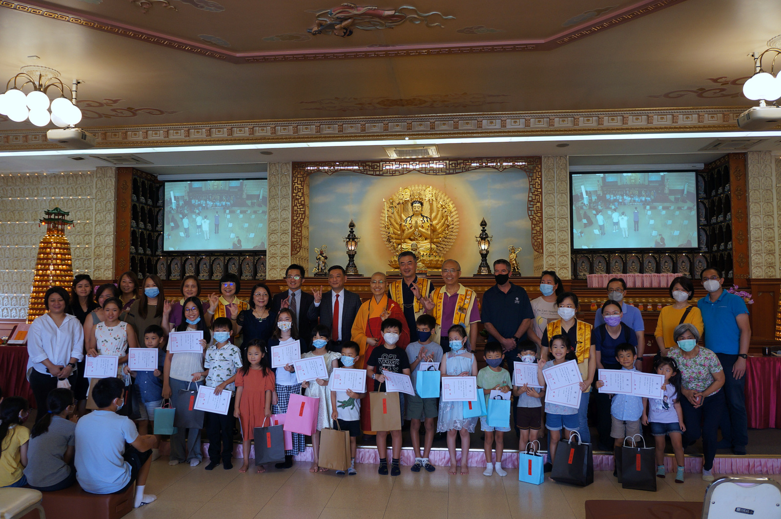 得獎的同學及家長們，跟蒞臨的貴賓及法師、老師們合影