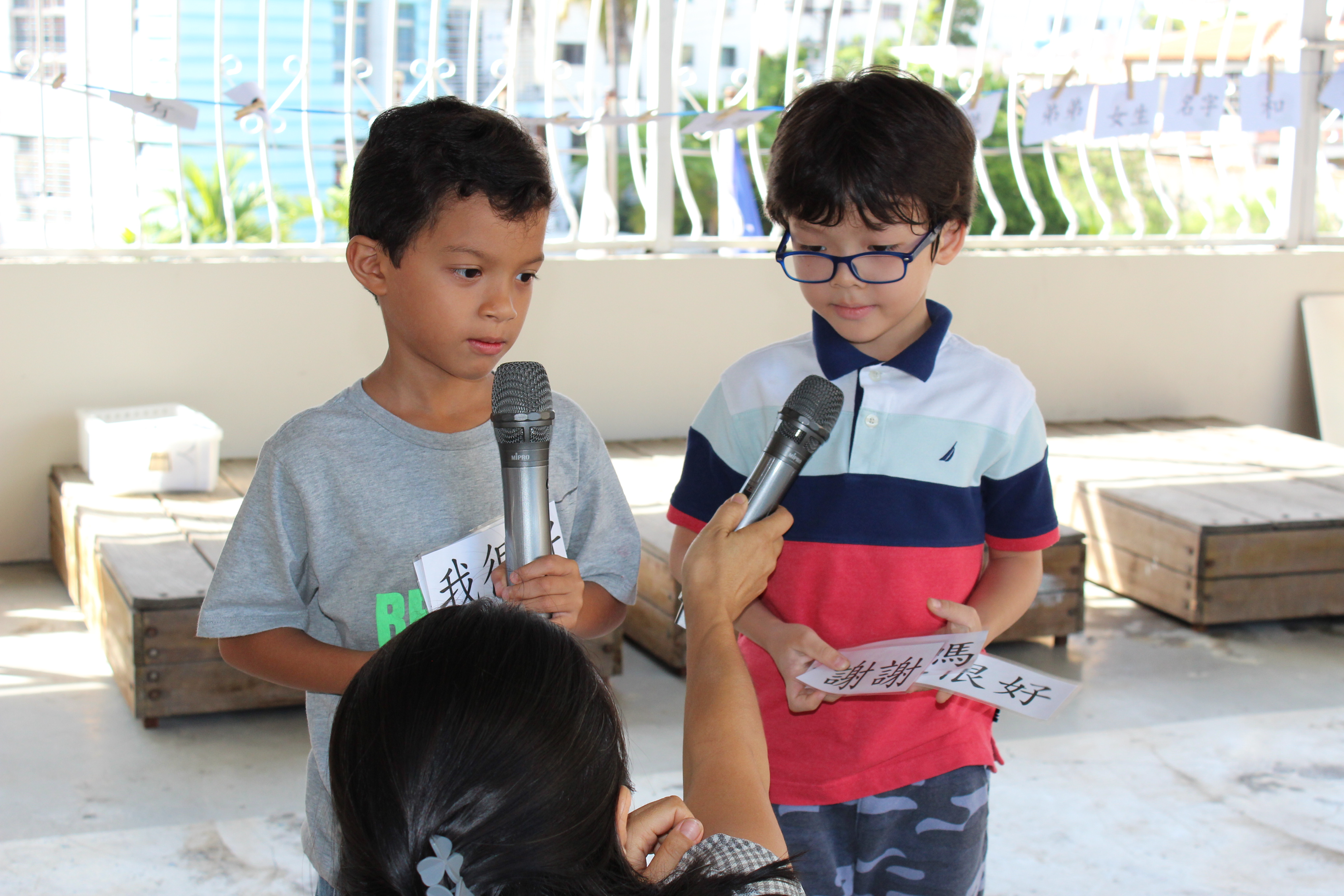 El curso de la profesora Sofía Chen. Con tan solo 22 meses de clases ya los niños pueden reconocer las letras en chino mandarín, tales como los miembros de la familia y los colores. 詹老師班孩子經過二個月的學習，以強調口語及會話的新式教學，已能認出許多關鍵字詞，令人讚嘆。