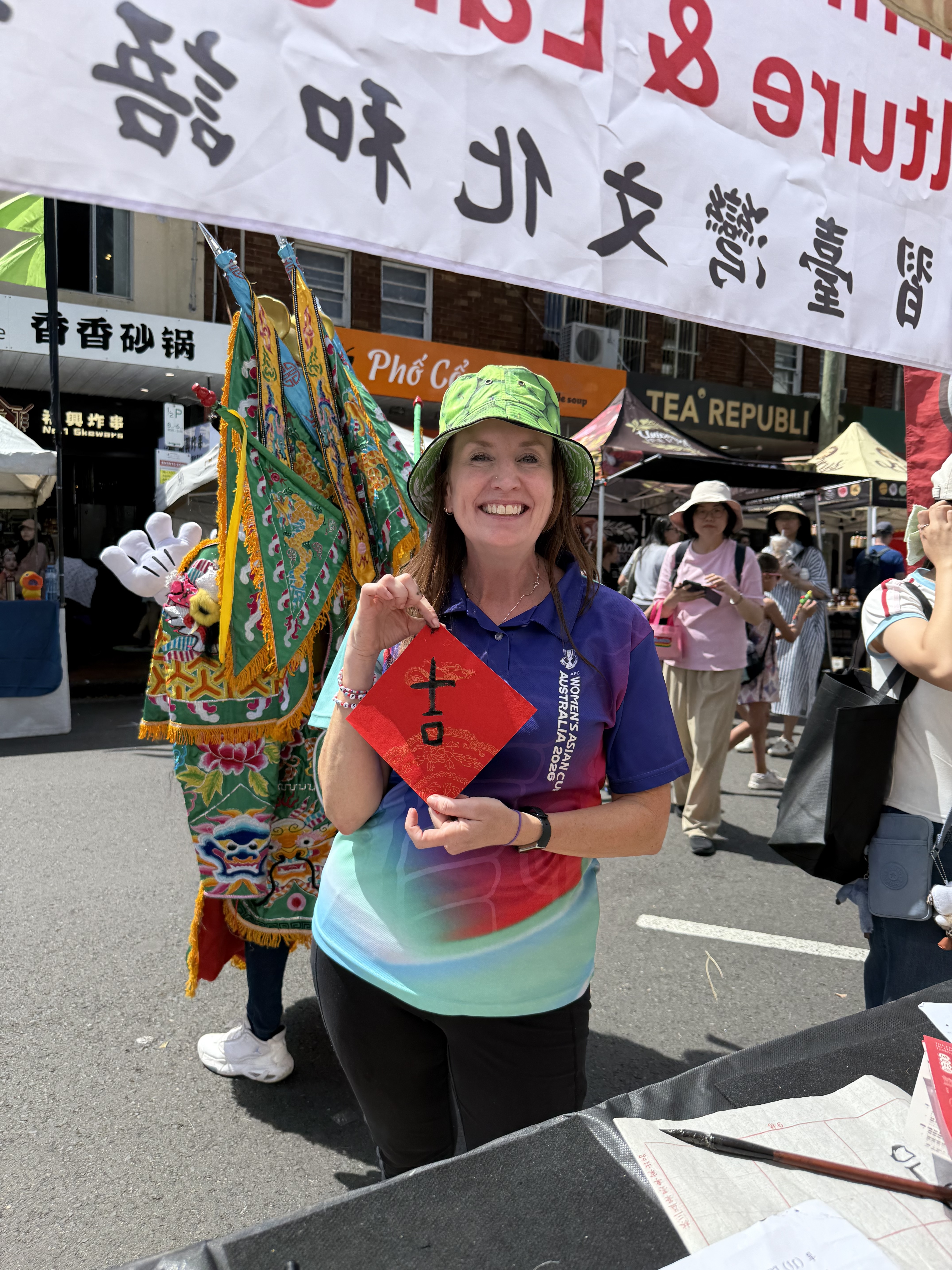 澳洲當地的朋友都覺得書法是一個很有趣的藝術，爭相體驗「寫毛筆字」的樂趣。