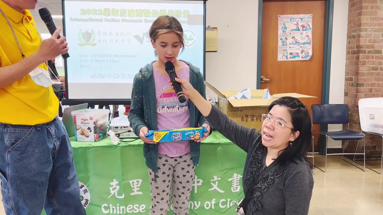 姚昭旭、王怡惇老師和學生介紹零食