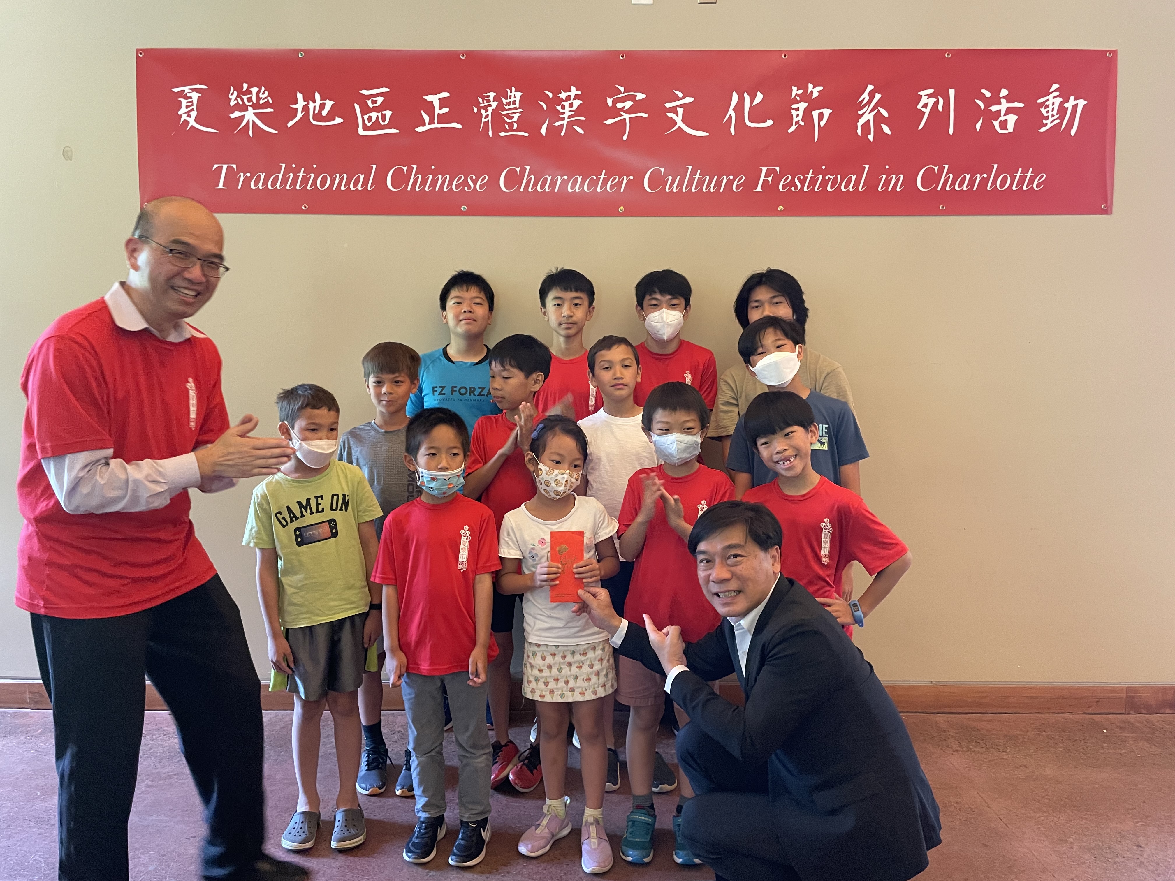 亞特蘭大僑教中心歐主任宏偉頒獎給漢字文化節比賽獲勝團隊。